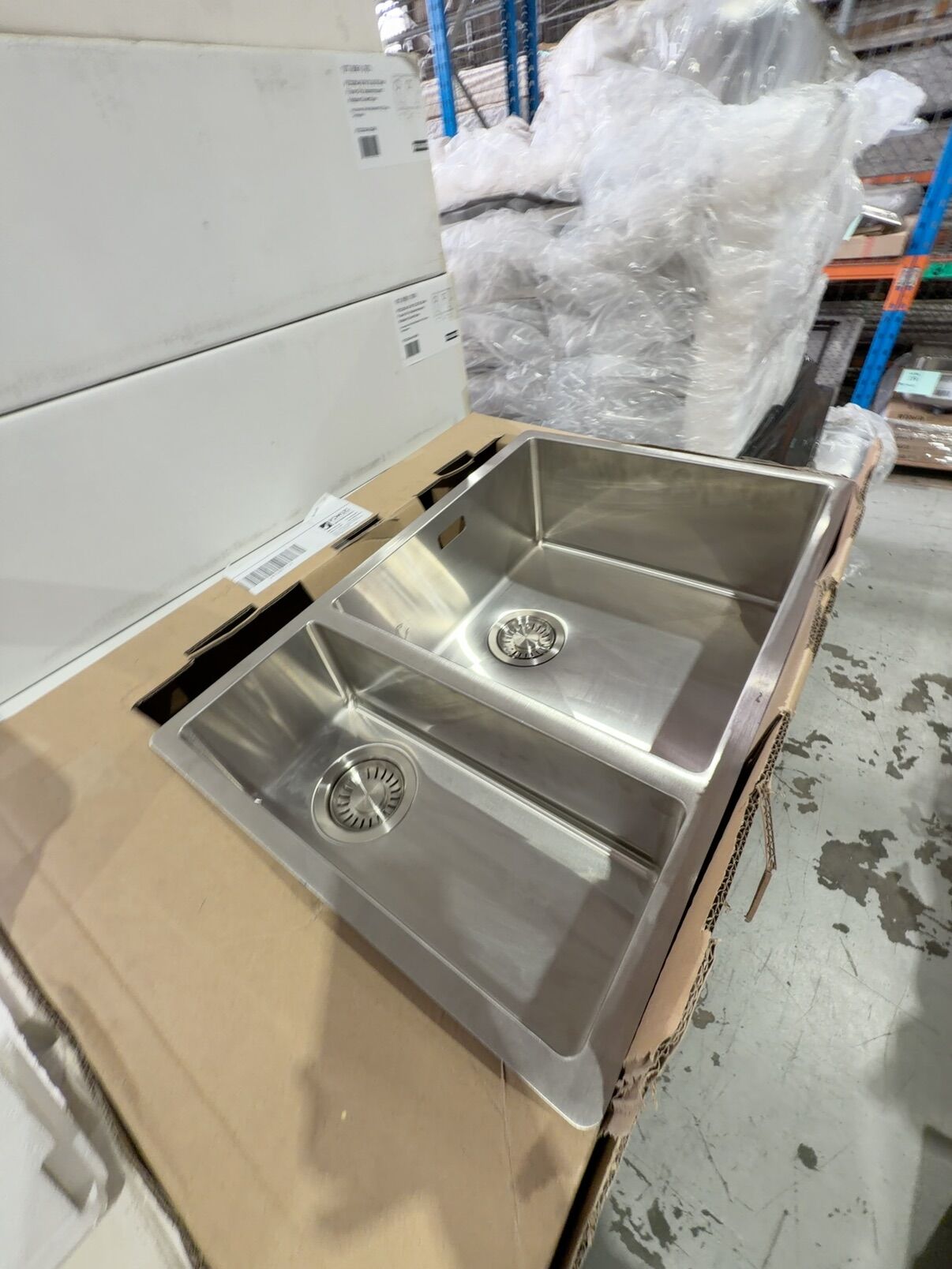 NEW FRANKE PZX260-SBR PLANAR SQUARE UNDERMOUNT SINK, 1 & 3/4 BOWL WITH FRANKE WASTES RIGHT, RRP$999 094X1 NEW FRANKE PZX260-SBR PLANAR SQUARE UNDERMOUNT SINK, 1 & 3/4 BOWL WITH FRANKE WASTES RIGHT, RRP$999 094X1