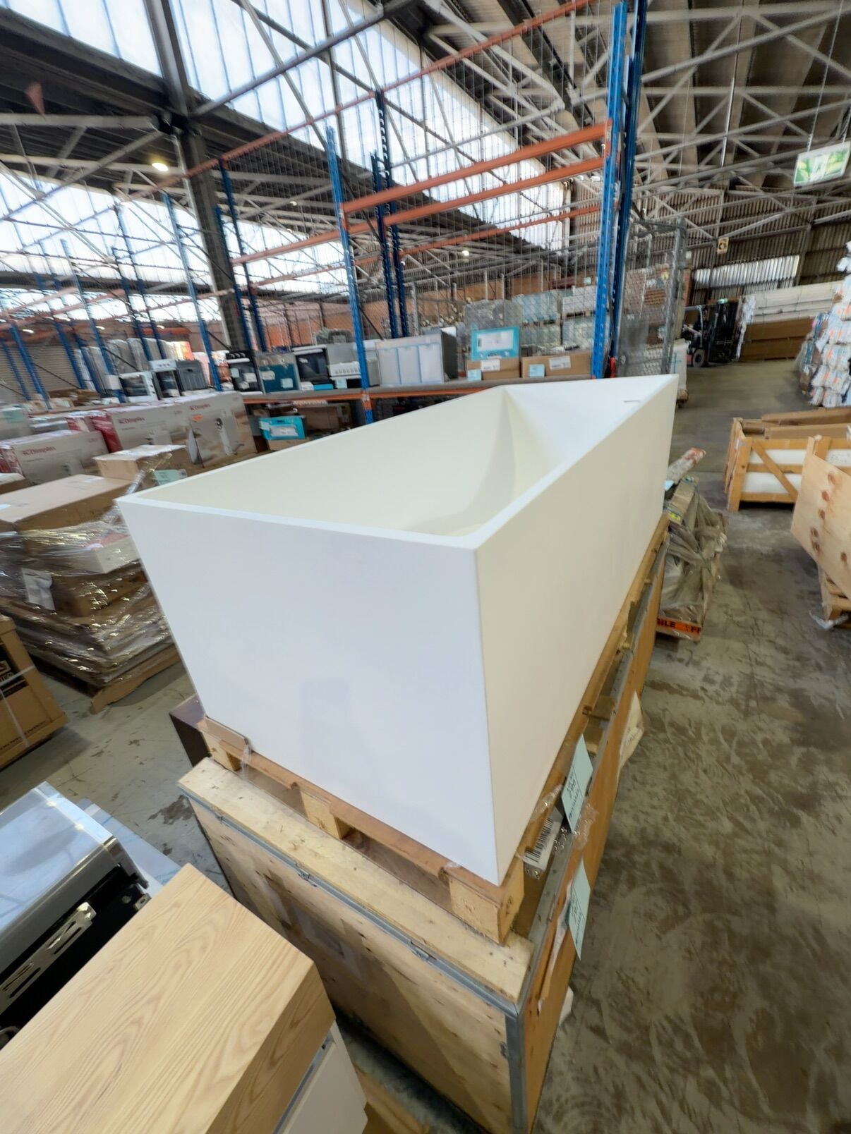 NEW 1700MM CASCADE MATTE WHITE SOLID SURFACE BATHTUB, RECTANGLE, 1700MM X720MM X 520MM NEW 1700MM CASCADE MATTE WHITE SOLID SURFACE BATHTUB, RECTANGLE, 1700MM X720MM X 520MM