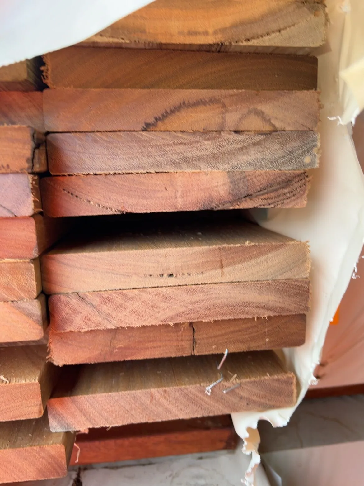 135X19 FEATURE GRADE SPOTTED GUM DECKING- (PACK CONSISTS OF RANDOM SHORT LENGTHS) 135X19 FEATURE GRADE SPOTTED GUM DECKING- (PACK CONSISTS OF RANDOM SHORT LENGTHS)