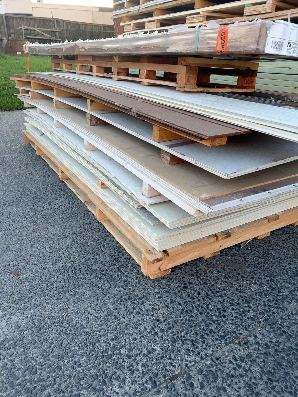 LARGE PALLET OF ASST'D SHEETING PRODUCTS LARGE PALLET OF ASST'D SHEETING PRODUCTS