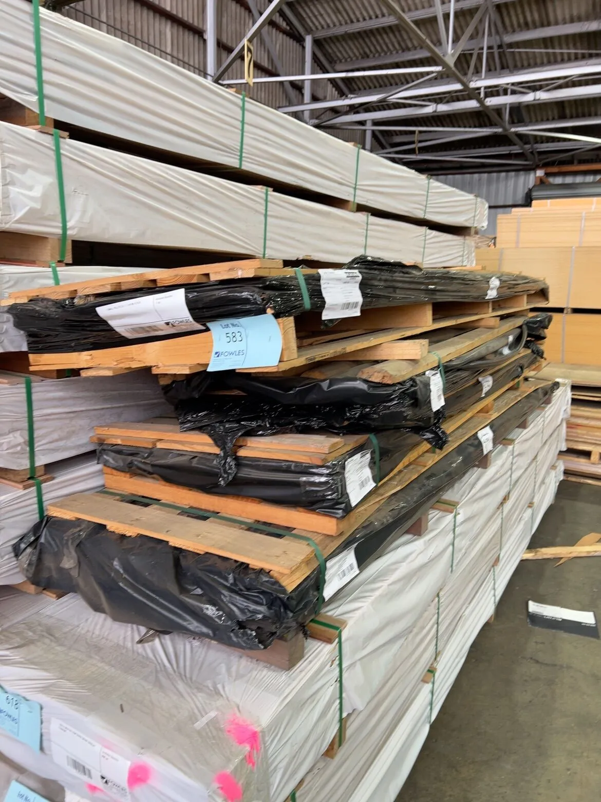 4 SMALL PALLETS OF UNKNOWN FLITCH 4 SMALL PALLETS OF UNKNOWN FLITCH