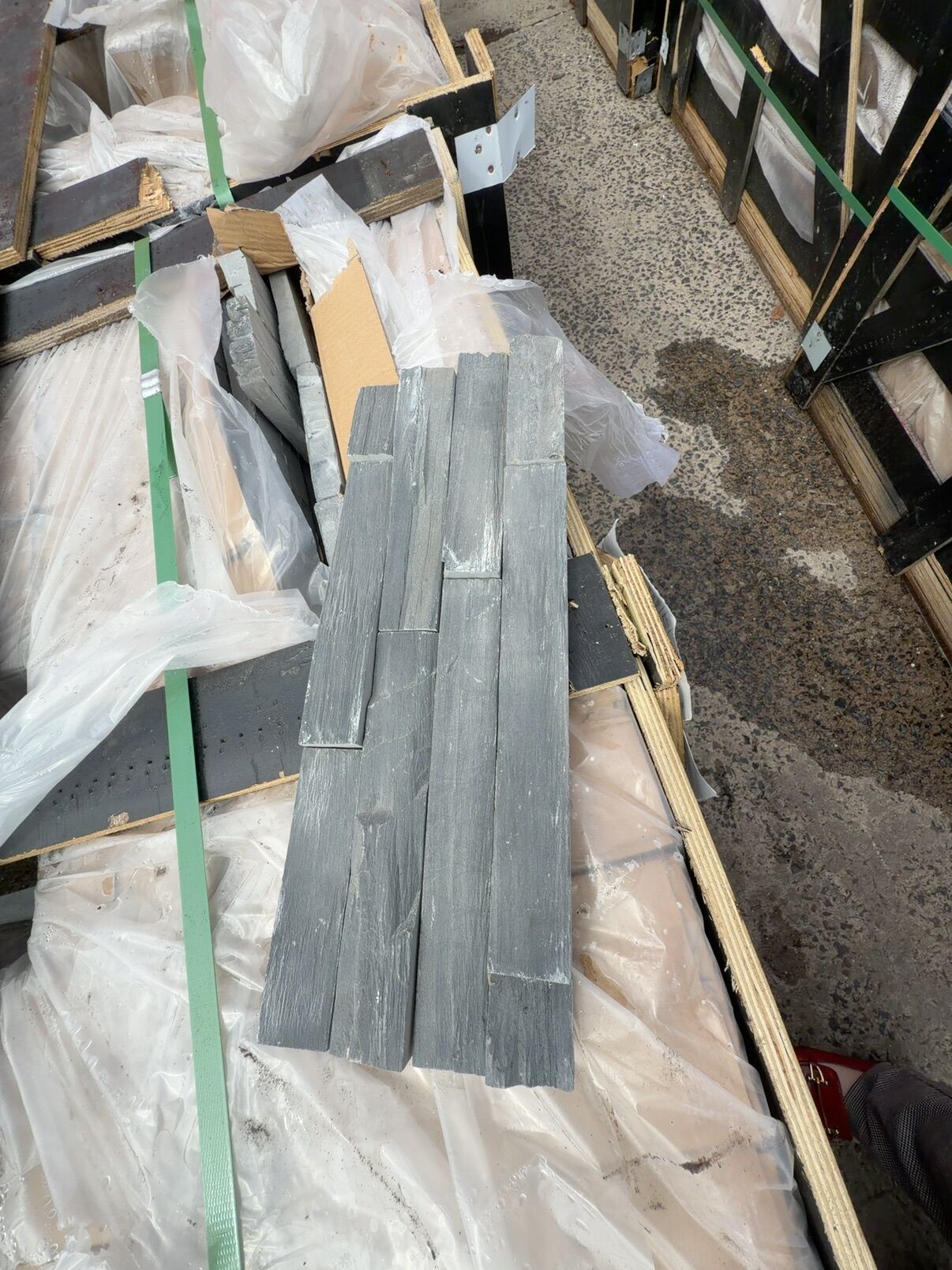 PALLET OF STACKSTONE 026 CORNER, 288PCS, #22, (SET 3) PALLET OF STACKSTONE 026 CORNER, 288PCS, #22, (SET 3)