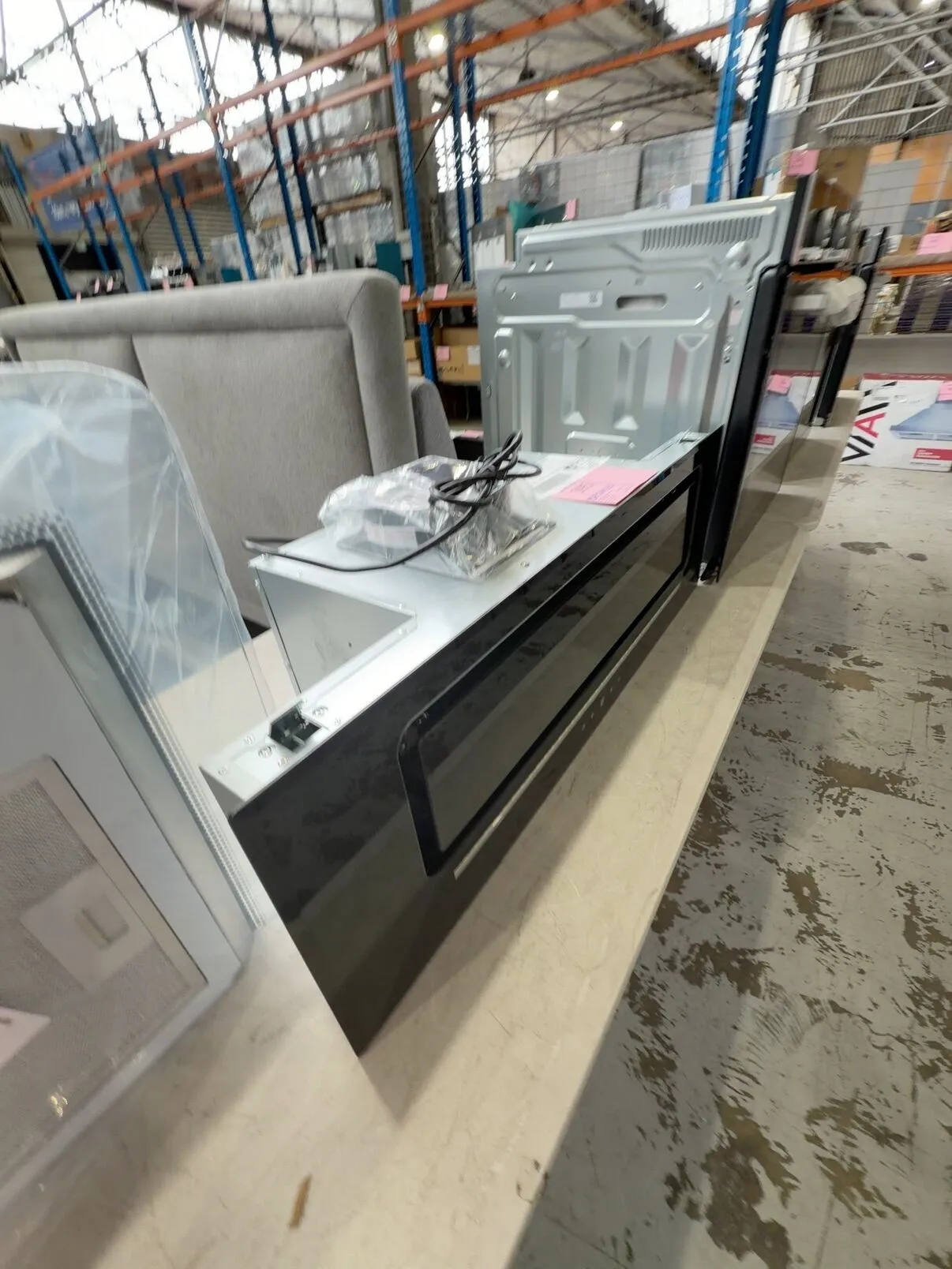 EX DISPLAY EUROMAID UCG90B BLACK GLASS UNDERMOUNT RANGEHOOD, 900MM, WITH 3 MONTH WARRANTY EX DISPLAY EUROMAID UCG90B BLACK GLASS UNDERMOUNT RANGEHOOD, 900MM, WITH 3 MONTH WARRANTY