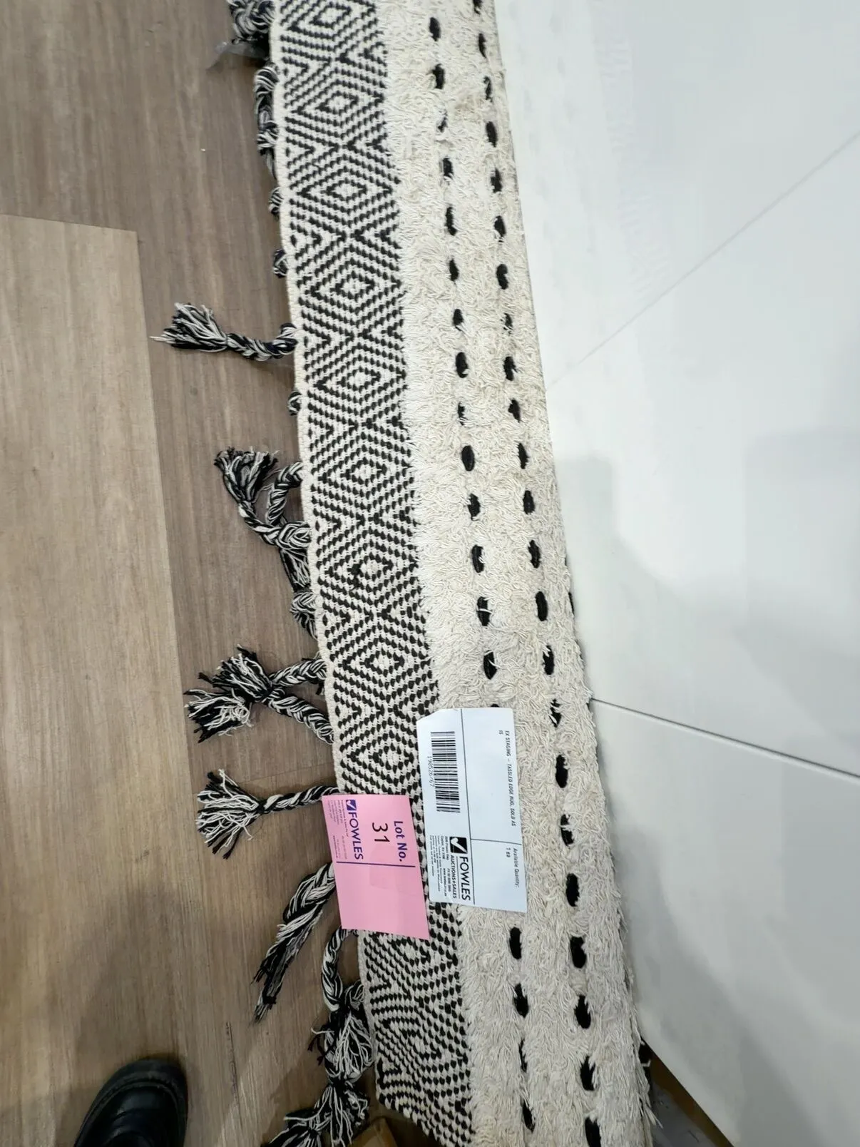 EX STAGING - TASSLED EDGE RUG, SOLD AS IS EX STAGING - TASSLED EDGE RUG, SOLD AS IS
