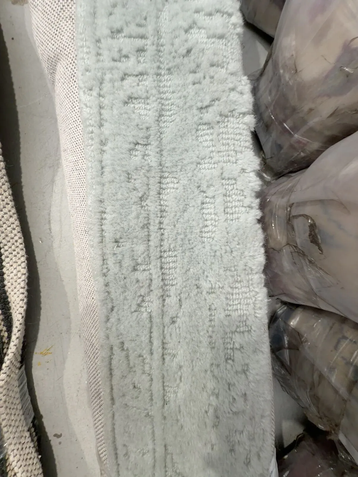 EX DISPLAY RUG APPROX SIZE 1600MM X 2300MM SOLD AS IS EX DISPLAY RUG APPROX SIZE 1600MM X 2300MM SOLD AS IS