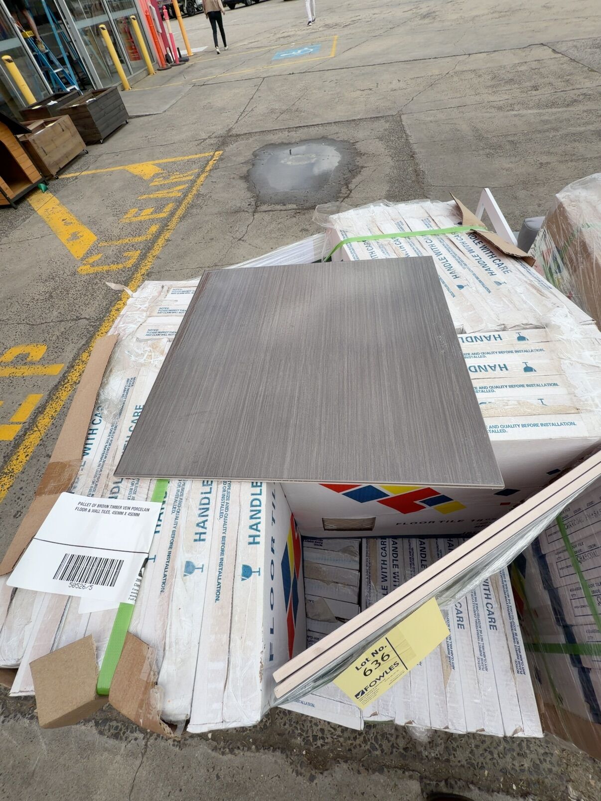 PALLET OF BROWN TIMBER VEIN PORCELAIN FLOOR & WALL TILES, 450MM X 450MM PALLET OF BROWN TIMBER VEIN PORCELAIN FLOOR & WALL TILES, 450MM X 450MM