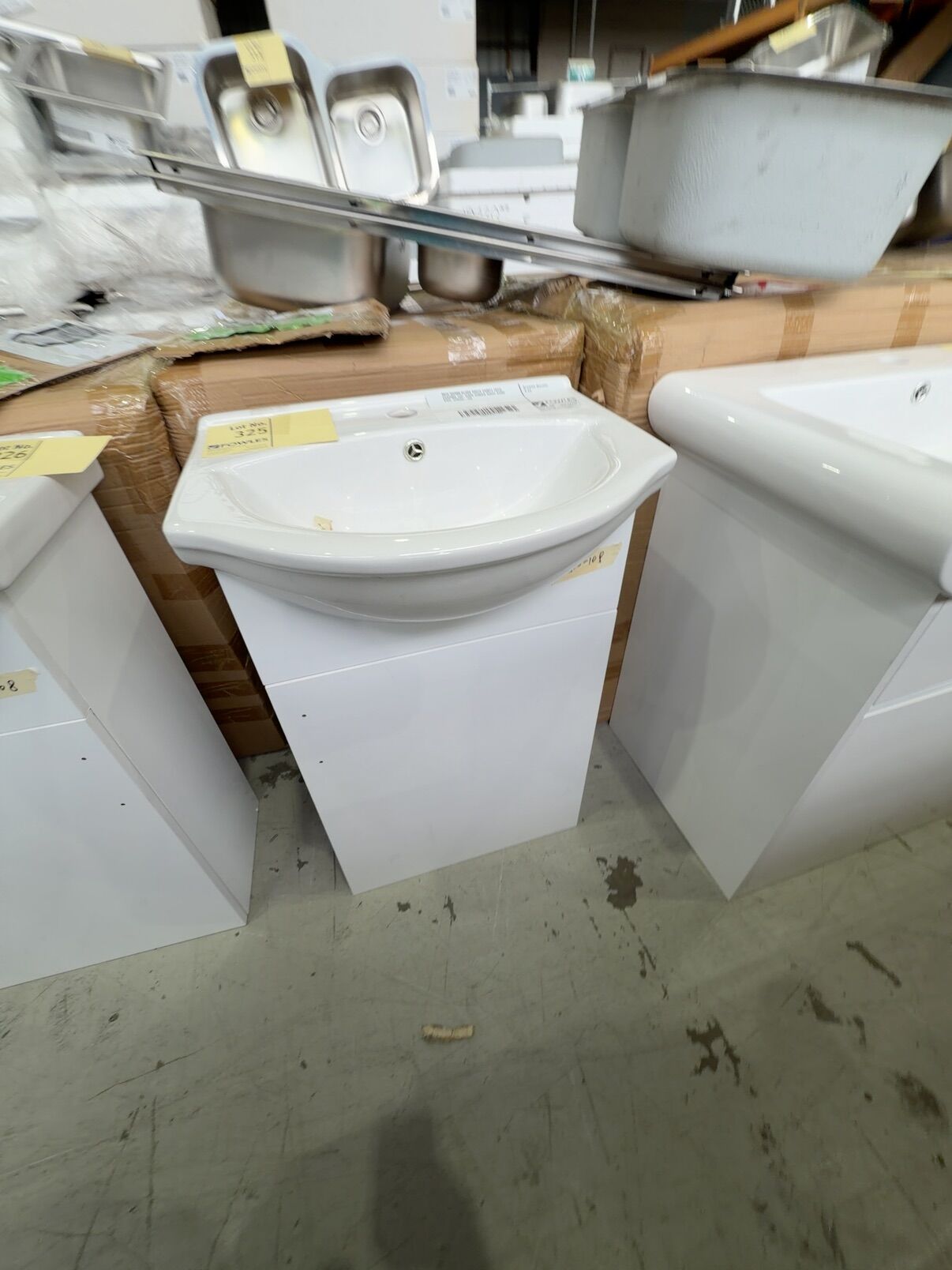 NEW 500MM GLOSS WHITE VANITY WITH CERAMIC TOP, DOOR HINGED RIGHT HAND SIDE, VPB500-108 NEW 500MM GLOSS WHITE VANITY WITH CERAMIC TOP, DOOR HINGED RIGHT HAND SIDE, VPB500-108