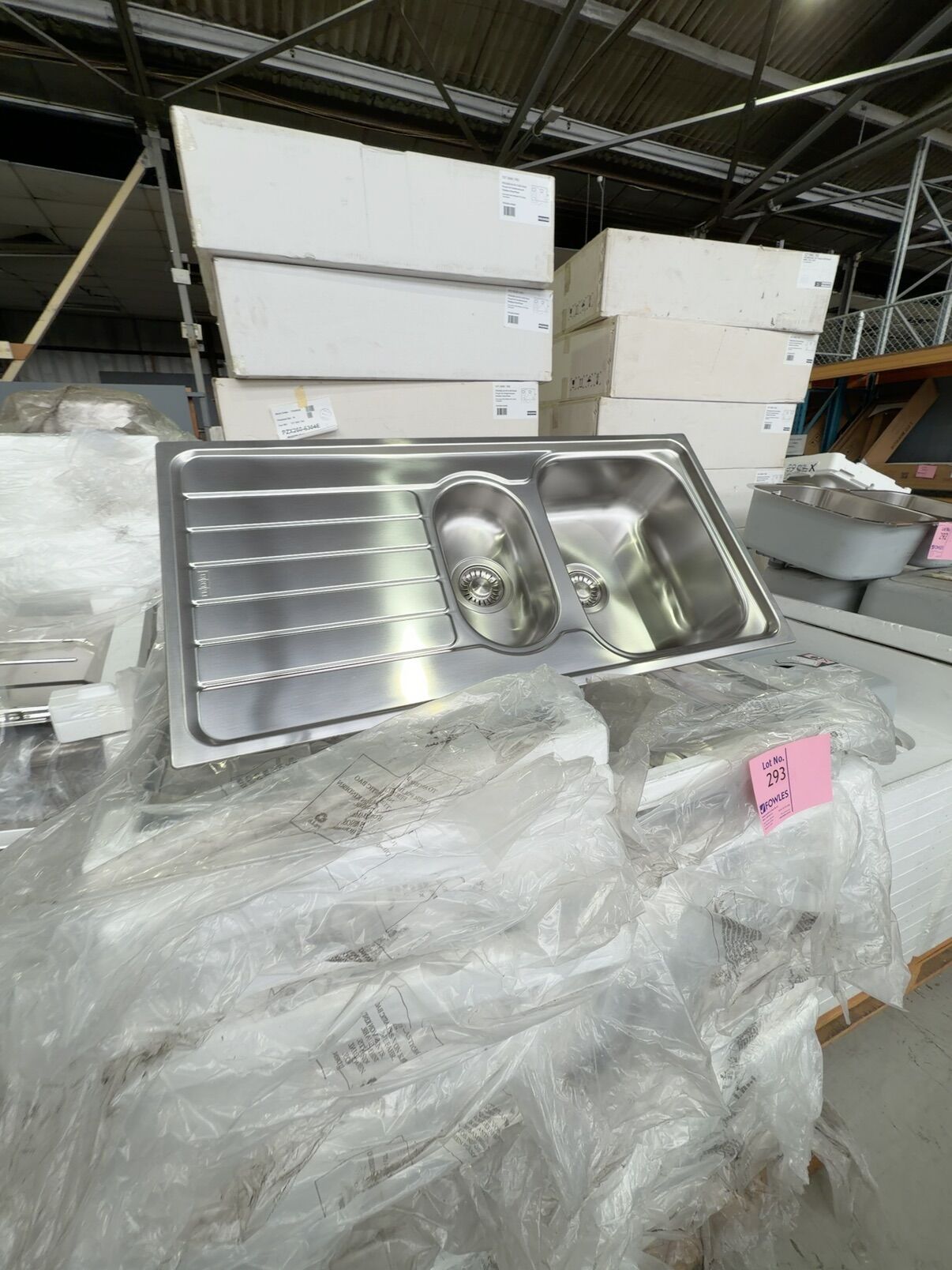 NEW FRANKE SKX651 S/STEEL KITCHEN SINK 1 & 1/4 BOWL WITH DRAINER, SINK IS REVERSIBLE WITH FRANKE WASTES WK655 X 1, WK662 X1, 112.0059.982 X 1 NEW FRANKE SKX651 S/STEEL KITCHEN SINK 1 & 1/4 BOWL WITH DRAINER, SINK IS REVERSIBLE WITH FRANKE WASTES WK655 X 1, WK662 X1, 112.0059.982 X 1