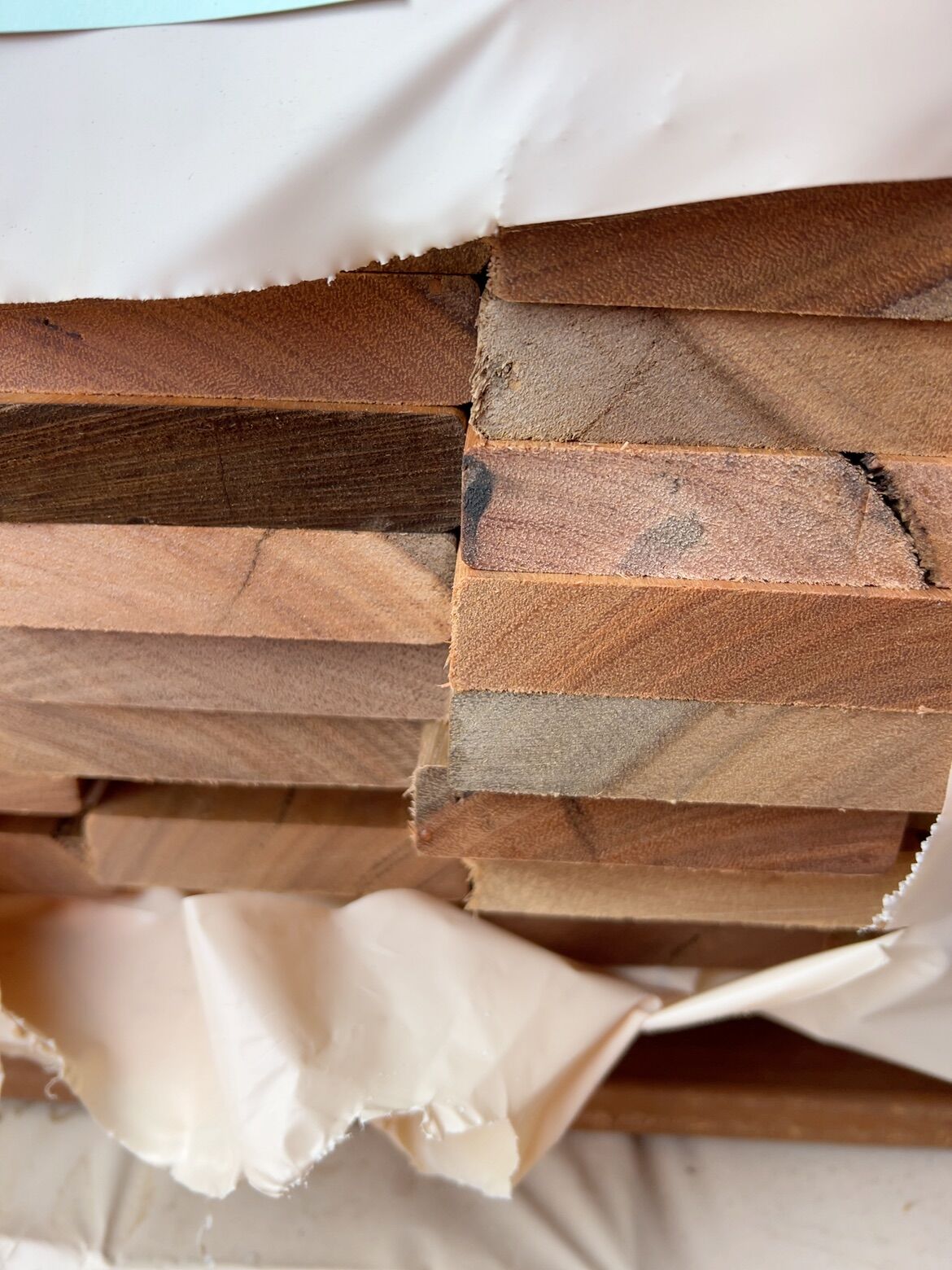 86X19 SPOTTED GUM FEATURE GRADE DECKING- (PACK CONSISTS OF RANDOM SHORT LENGTHS) 86X19 SPOTTED GUM FEATURE GRADE DECKING- (PACK CONSISTS OF RANDOM SHORT LENGTHS)