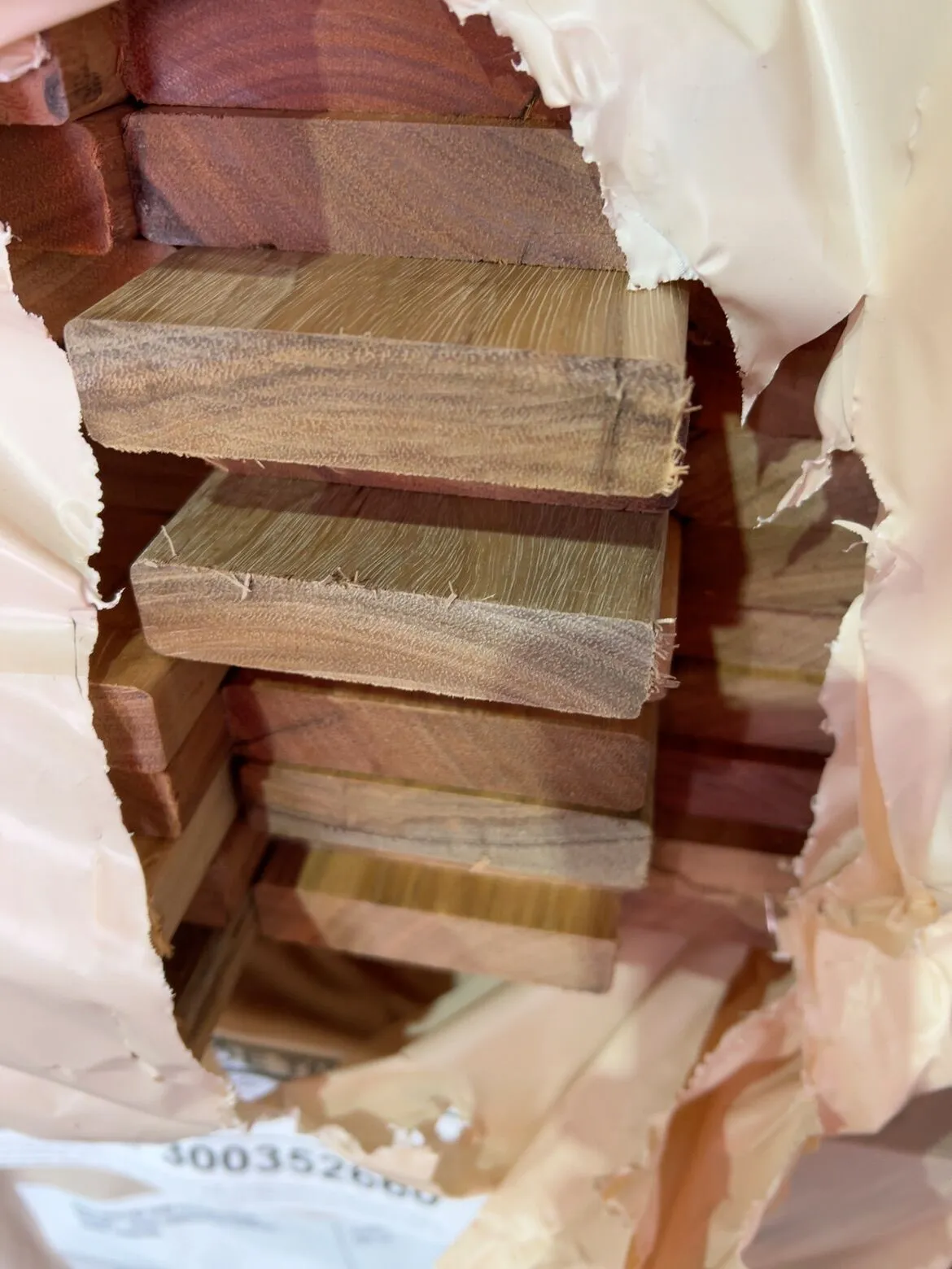 86X19 SPOTTED GUM FEATURE GRADE DECKING- (PACK CONSISTS OF RANDOM SHORT LENGTHS) 86X19 SPOTTED GUM FEATURE GRADE DECKING- (PACK CONSISTS OF RANDOM SHORT LENGTHS)