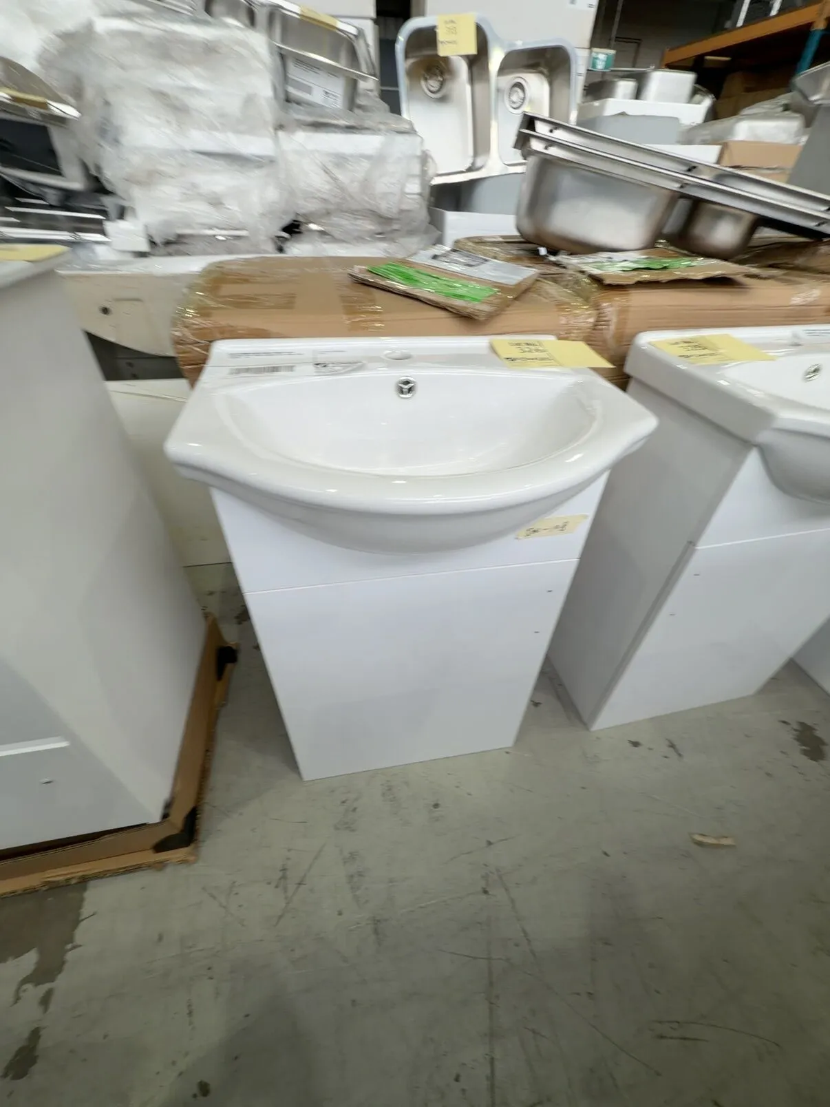 NEW 500MM GLOSS WHITE VANITY WITH CERAMIC TOP, DOOR HINGED LEFT HAND SIDE, VPB500-108 NEW 500MM GLOSS WHITE VANITY WITH CERAMIC TOP, DOOR HINGED LEFT HAND SIDE, VPB500-108