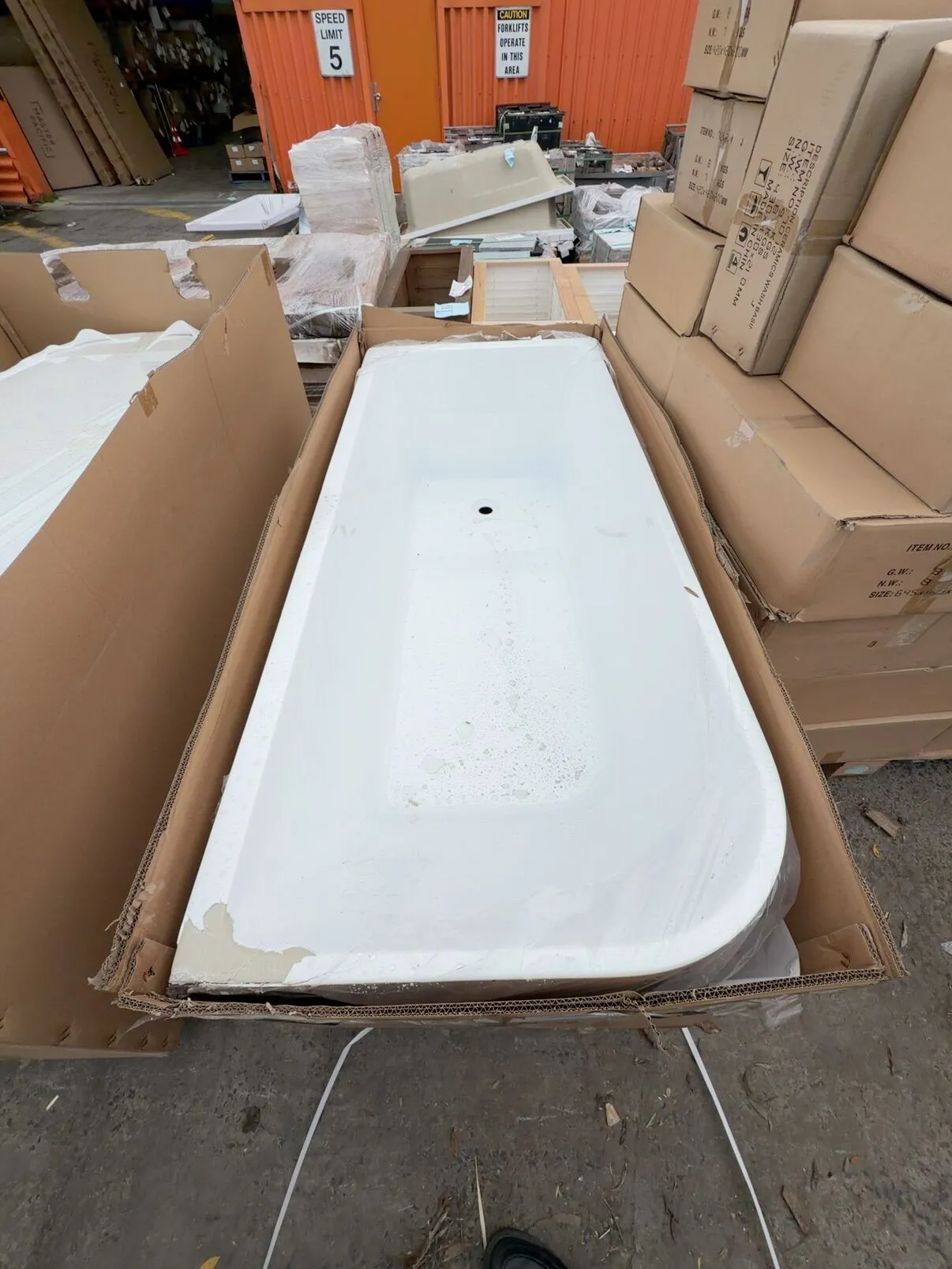 NEW 1700MM CORNER BATH, RIGHT HAND, KBT-6R-1700 **DAMAGED EDGE, SOLD AS IS** NEW 1700MM CORNER BATH, RIGHT HAND, KBT-6R-1700 **DAMAGED EDGE, SOLD AS IS**