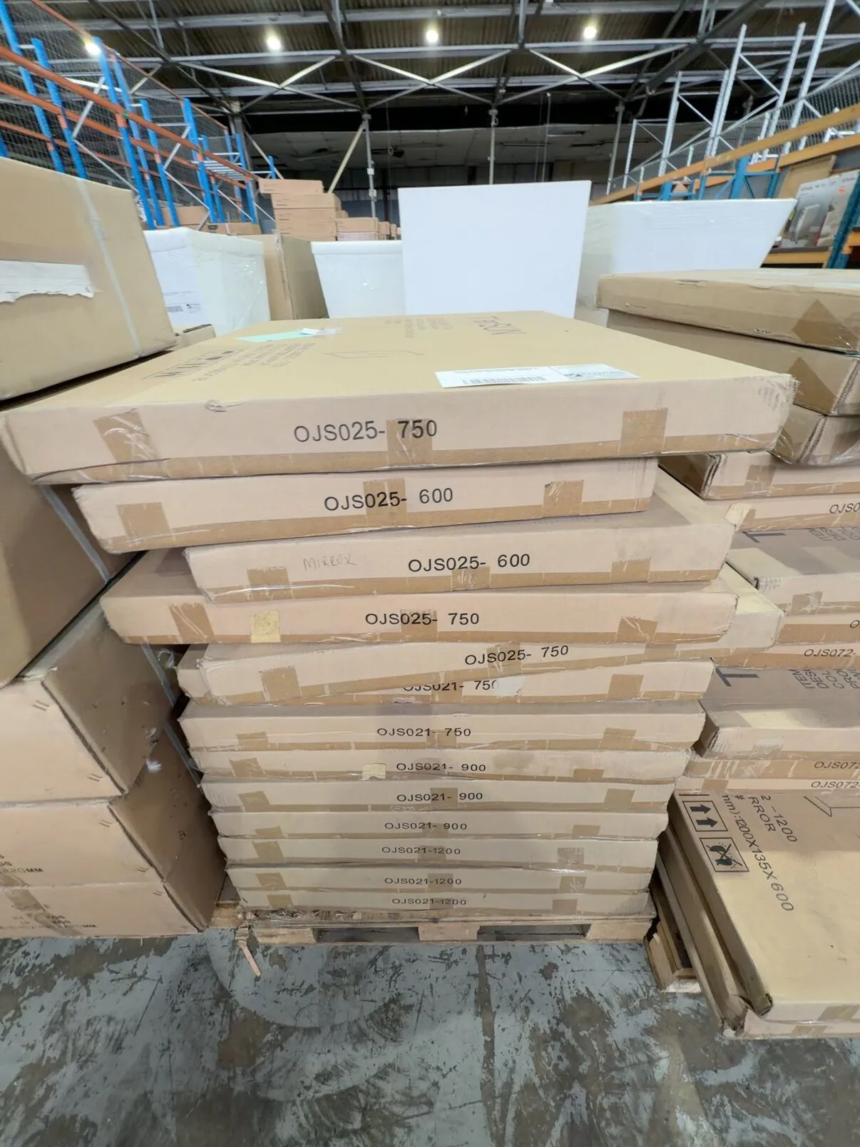 PALLET OF ASSORTED BATHROOM MIRRORS IN VARIOUS SIZES, 600/750/900 AND 1200MM PALLET OF ASSORTED BATHROOM MIRRORS IN VARIOUS SIZES, 600/750/900 AND 1200MM