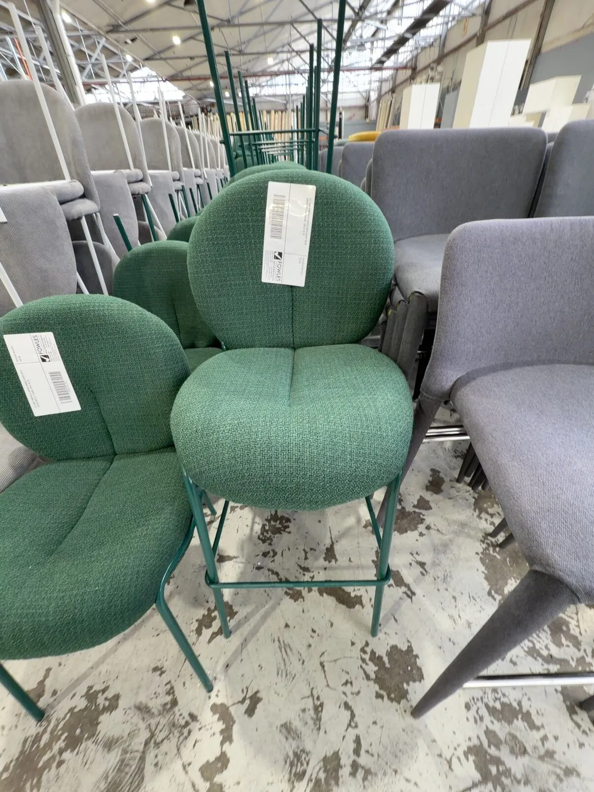EX HIRE EMERALD GREEN BAR CHAIR WITH GREEN METAL FRAME, SOLD AS IS EX HIRE EMERALD GREEN BAR CHAIR WITH GREEN METAL FRAME, SOLD AS IS