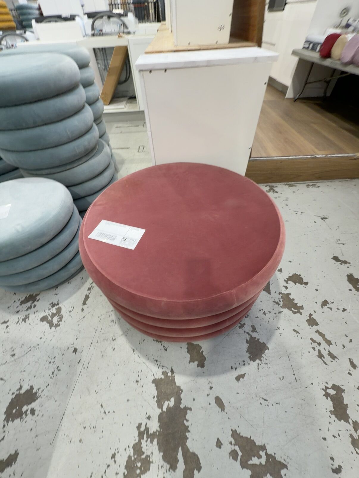 EX HIRE ROUND ROSE PINK LARGE OTTOMAN, SOLD AS IS EX HIRE ROUND ROSE PINK LARGE OTTOMAN, SOLD AS IS