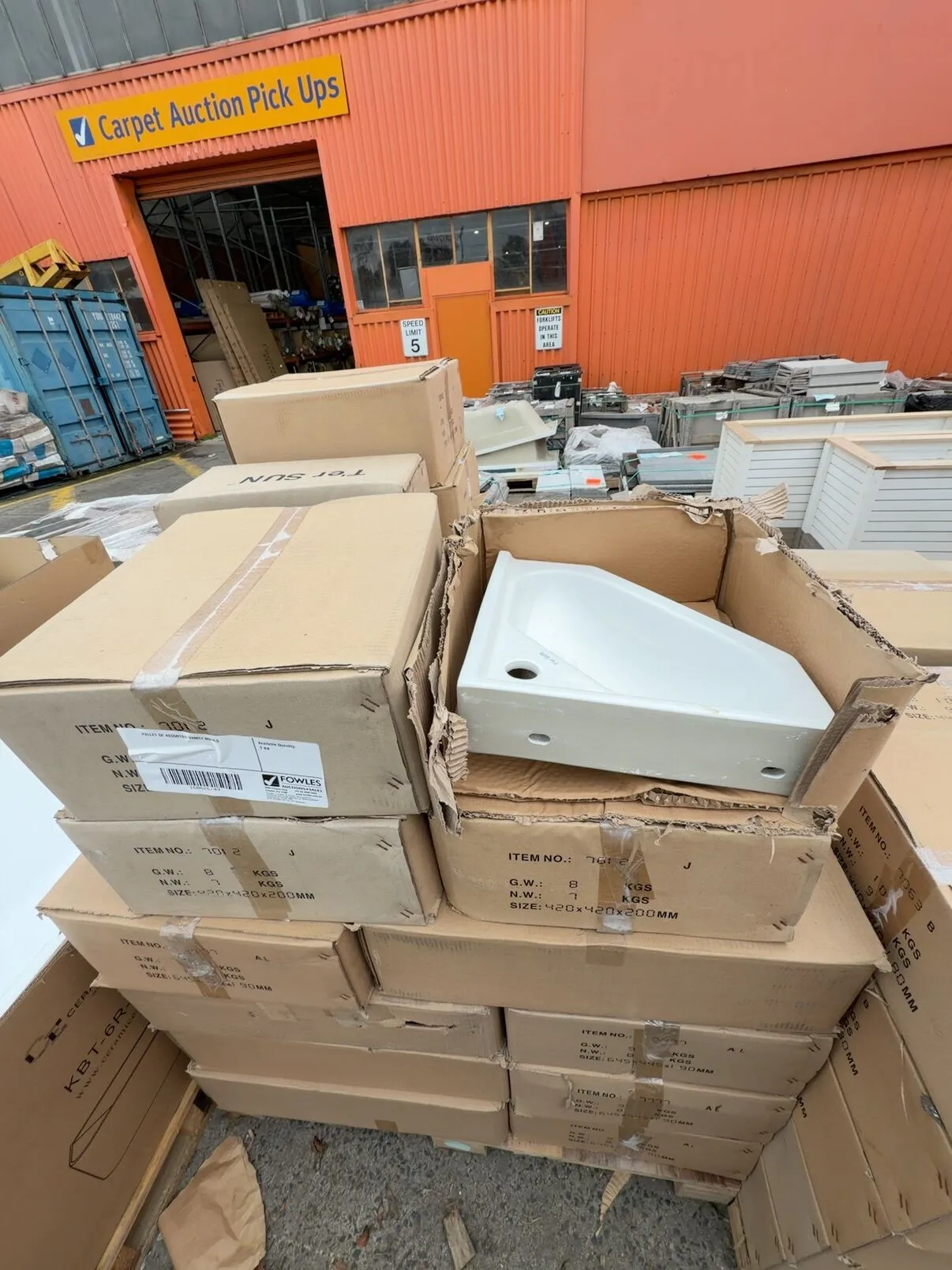 PALLET OF ASSORTED VANITY BOWLS PALLET OF ASSORTED VANITY BOWLS