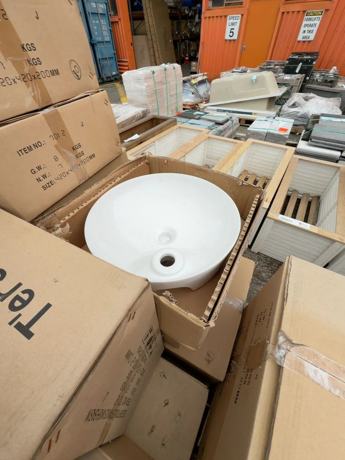 PALLET OF ASSORTED VANITY BOWLS PALLET OF ASSORTED VANITY BOWLS