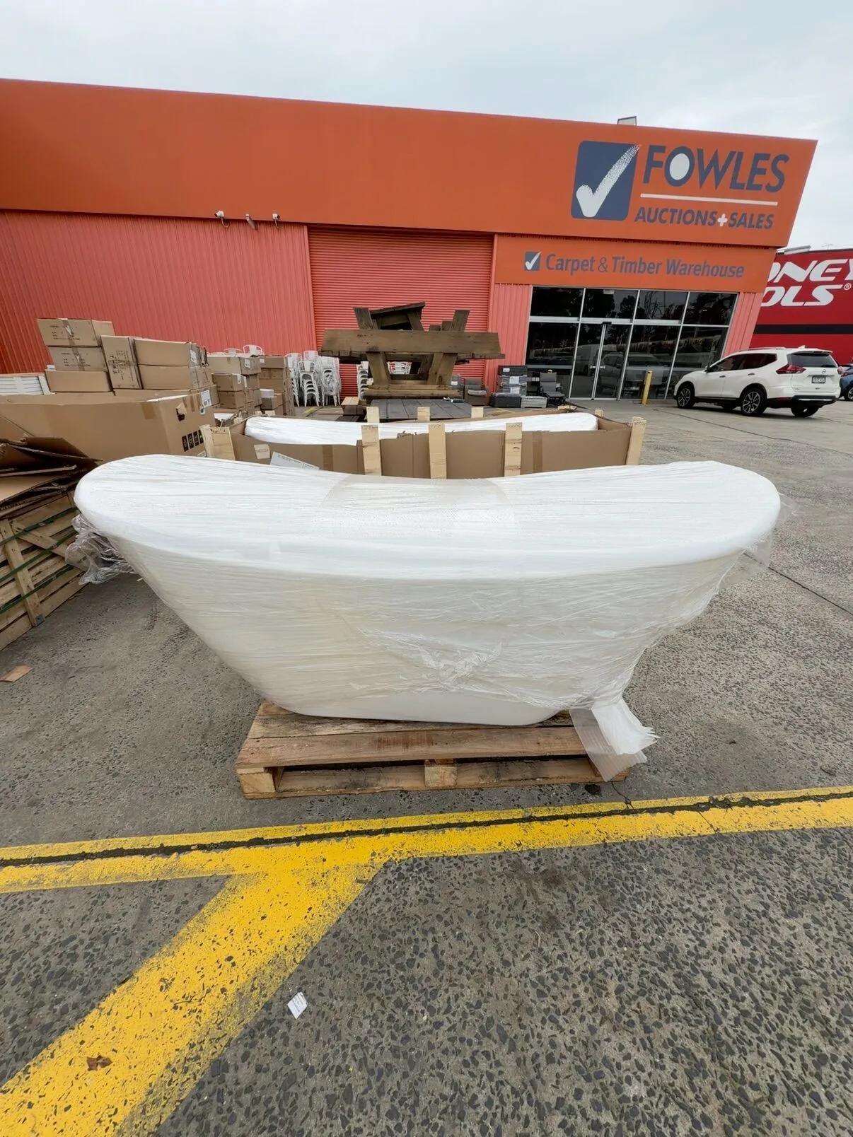 NEW 1800MM WHITE ACRYLIC FREESTANDING BATH, CURVED EACH END NEW 1800MM WHITE ACRYLIC FREESTANDING BATH, CURVED EACH END