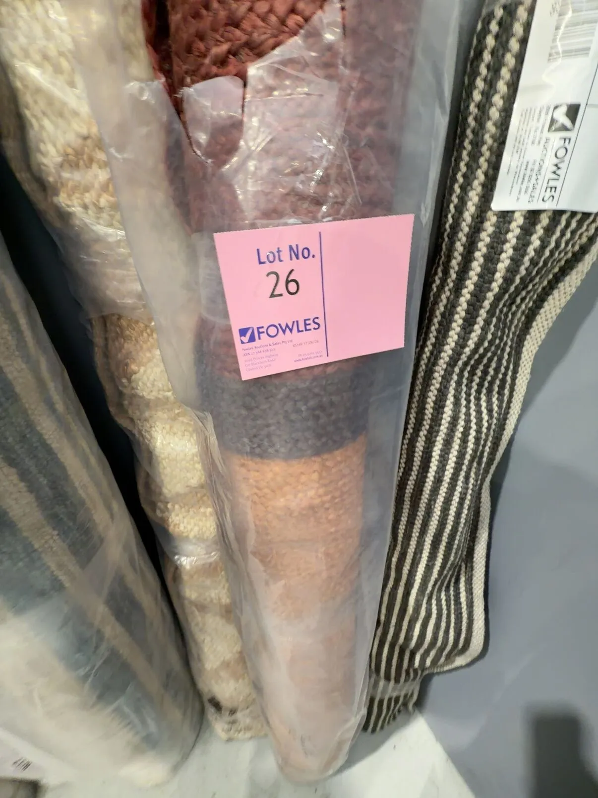 HIGH END RUG SAMPLES - APPROX SIZE 2000MM X 2900MM RRP$1199 HIGH END RUG SAMPLES - APPROX SIZE 2000MM X 2900MM RRP$1199