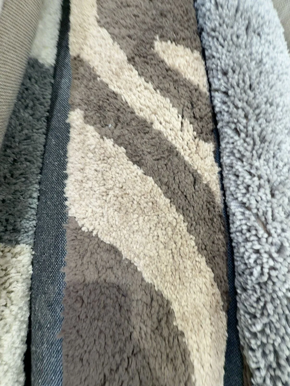 EX DISPLAY RUG - APPROX SIZE 150CM - 160CM WIDE X 210CM - 230CM LONG EX DISPLAY RUG - APPROX SIZE 150CM - 160CM WIDE X 210CM - 230CM LONG