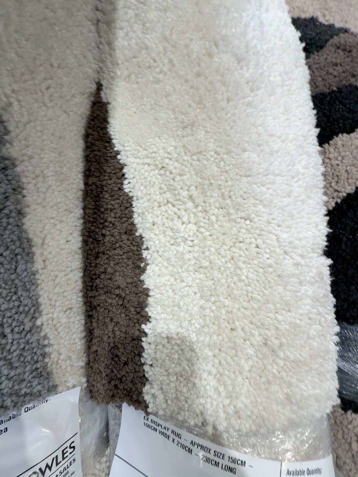 EX DISPLAY RUG - APPROX SIZE 150CM - 160CM WIDE X 210CM - 230CM LONG EX DISPLAY RUG - APPROX SIZE 150CM - 160CM WIDE X 210CM - 230CM LONG