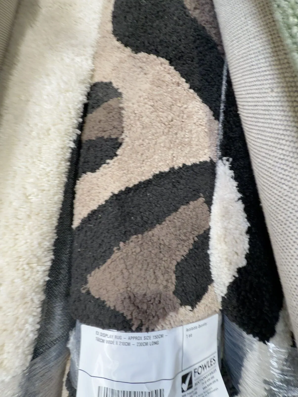 EX DISPLAY RUG - APPROX SIZE 150CM - 160CM WIDE X 210CM - 230CM LONG EX DISPLAY RUG - APPROX SIZE 150CM - 160CM WIDE X 210CM - 230CM LONG