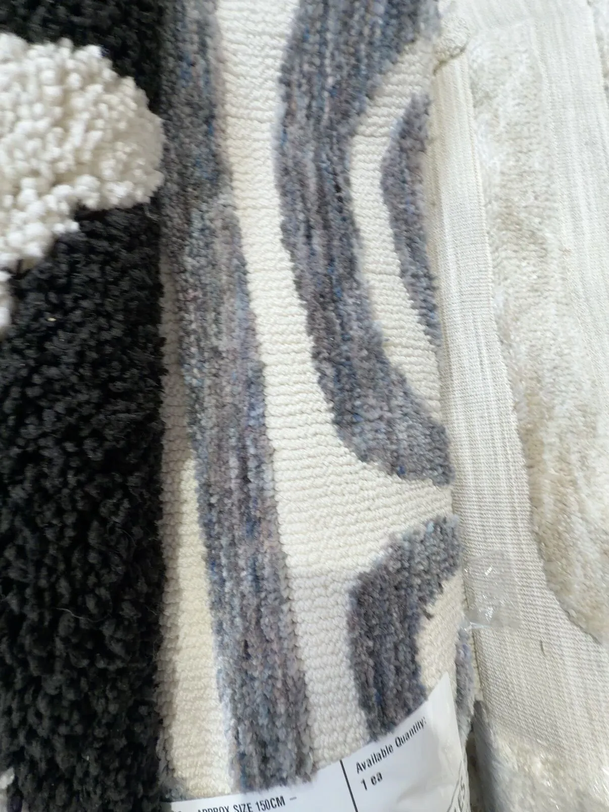 EX DISPLAY RUG - APPROX SIZE 150CM - 160CM WIDE X 210CM - 230CM LONG EX DISPLAY RUG - APPROX SIZE 150CM - 160CM WIDE X 210CM - 230CM LONG
