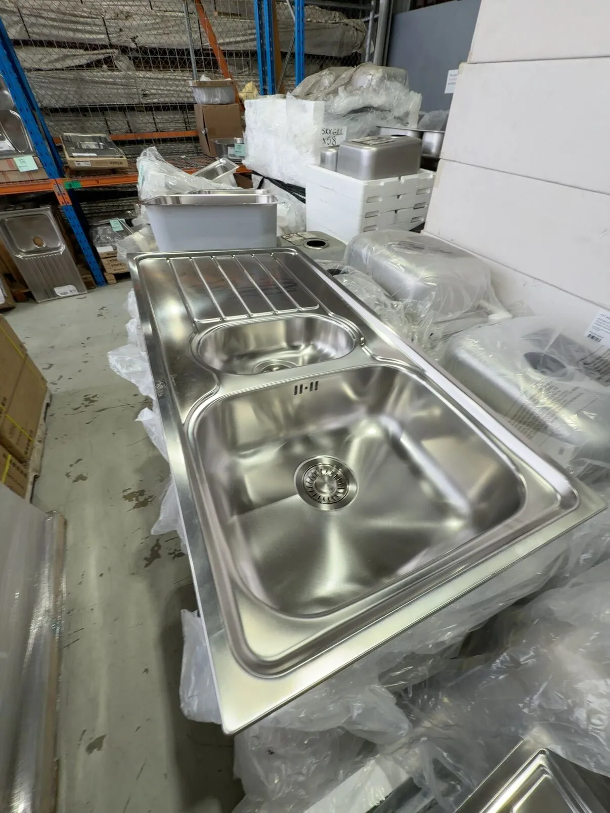 NEW FRANKE SKX651 S/STEEL KITCHEN SINK 1 & 1/4 BOWL WITH DRAINER, SINK IS REVERSIBLE WITH FRANKE WASTES WK655 X 1, WK662 X1, 112.0059.982 X 1 NEW FRANKE SKX651 S/STEEL KITCHEN SINK 1 & 1/4 BOWL WITH DRAINER, SINK IS REVERSIBLE WITH FRANKE WASTES WK655 X 1, WK662 X1, 112.0059.982 X 1