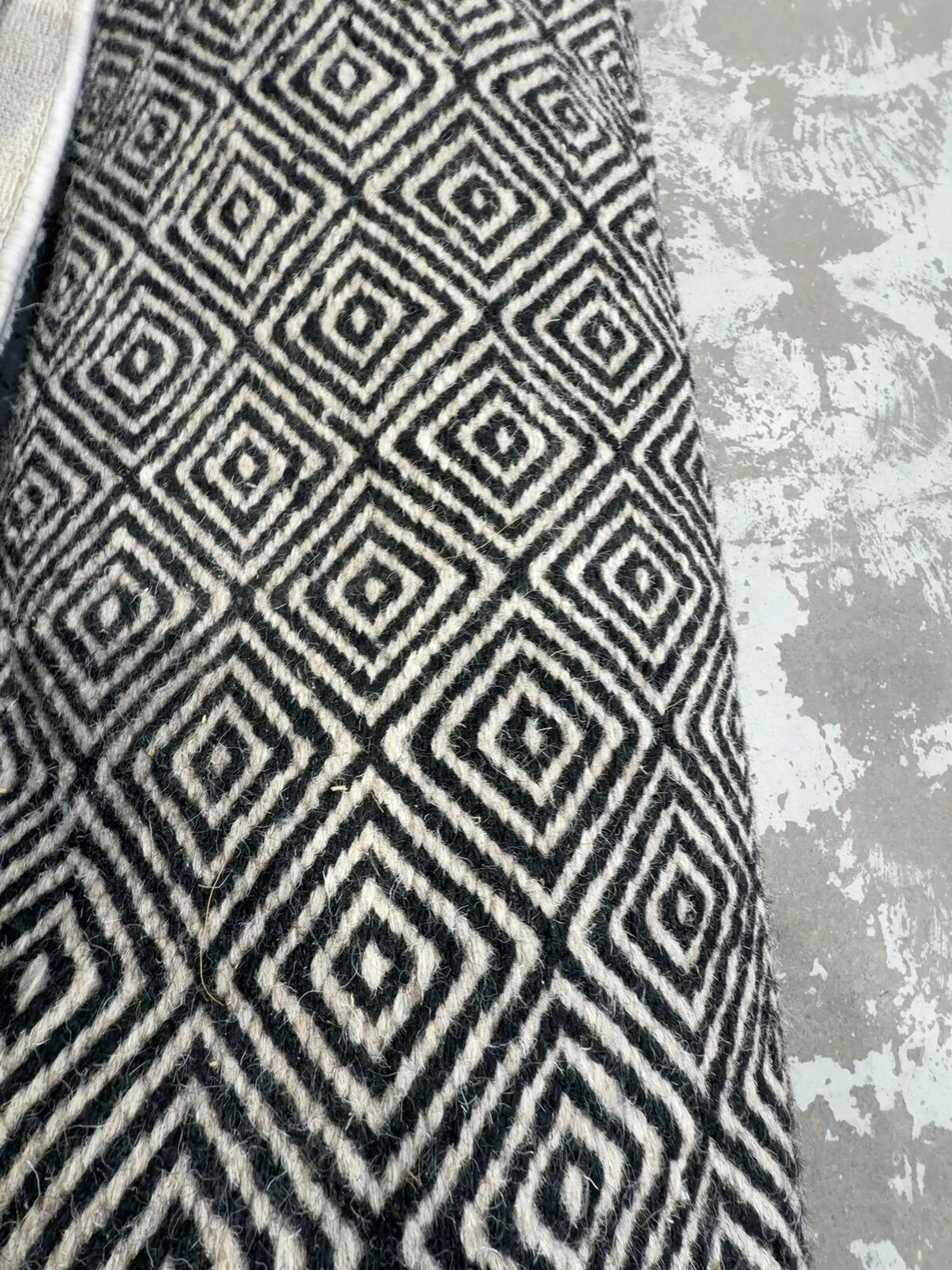 EX STAGING FURNITURE - FLOOR RUG, SOLD AS IS EX STAGING FURNITURE - FLOOR RUG, SOLD AS IS