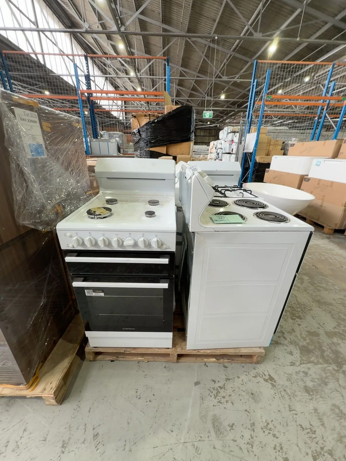 PALLET OF 4 X WHITE FREESTANDING OVENS, SOLD AS IS, VARIOUS MODELS NO WARRANTY PALLET OF 4 X WHITE FREESTANDING OVENS, SOLD AS IS, VARIOUS MODELS NO WARRANTY