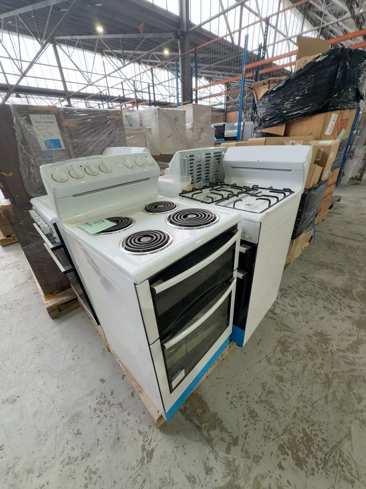 PALLET OF 4 X WHITE FREESTANDING OVENS, SOLD AS IS, VARIOUS MODELS NO WARRANTY PALLET OF 4 X WHITE FREESTANDING OVENS, SOLD AS IS, VARIOUS MODELS NO WARRANTY