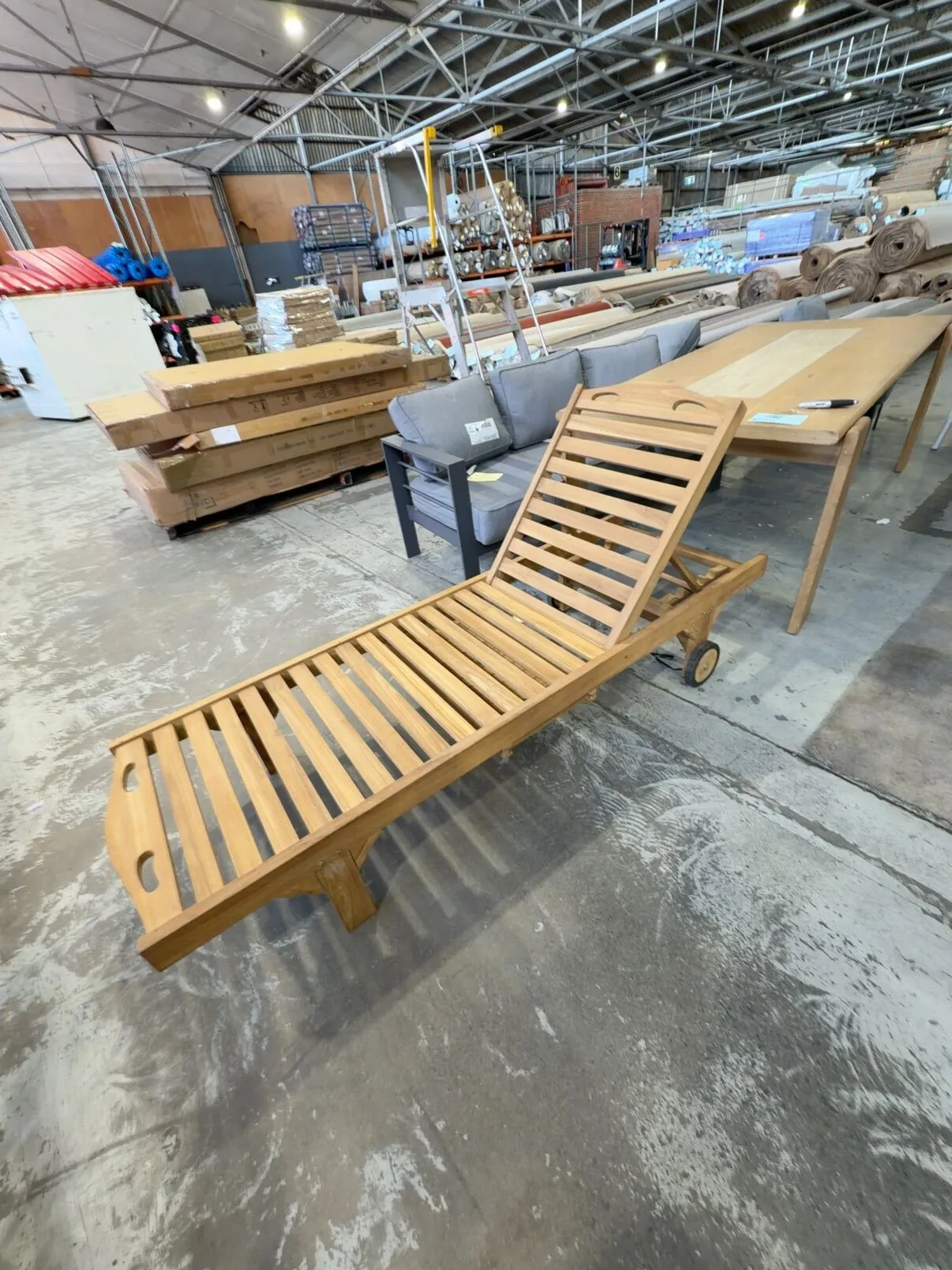 NEW PLANTATION TEAK SUN LOUNGER WITH SLIDE OUT TRAY RRP$896 NEW PLANTATION TEAK SUN LOUNGER WITH SLIDE OUT TRAY RRP$896