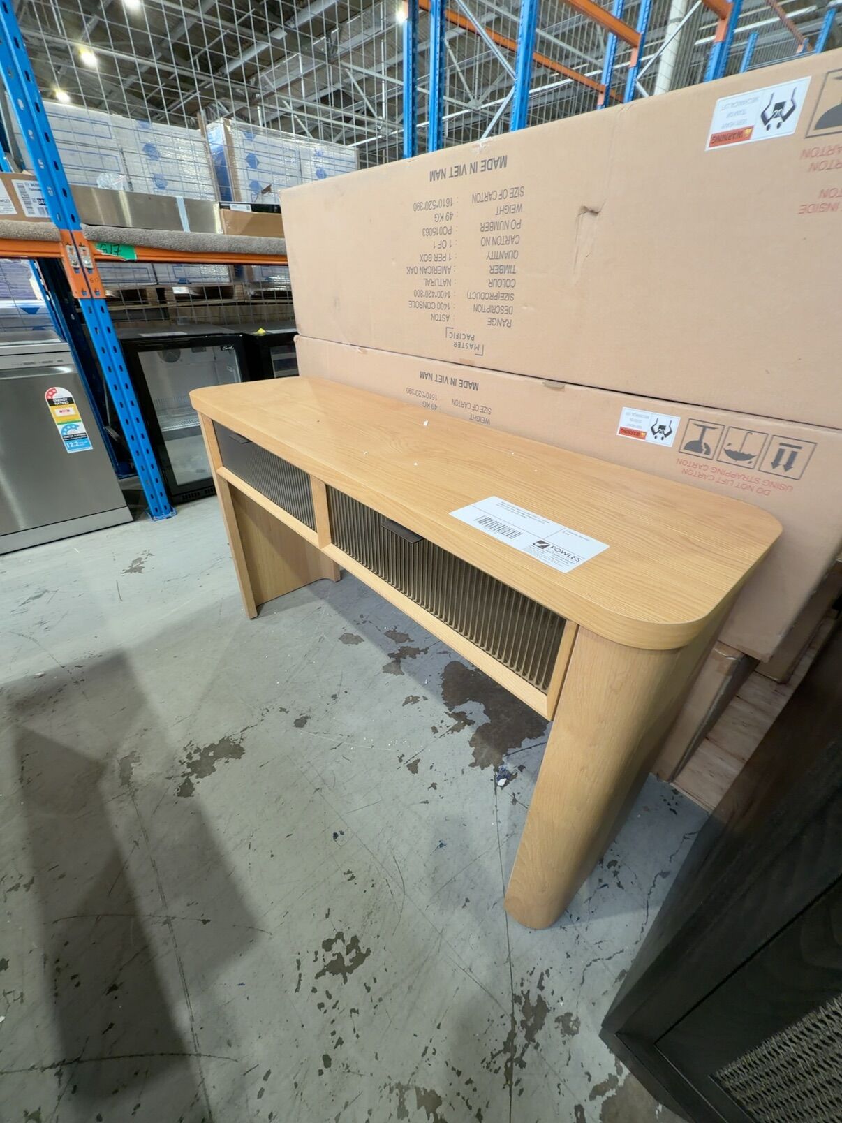 NEW DISCONTINUED FURNITURE - ASTON AMERICAN OAK 1400MM CONSOLE TABLE, WITH FLUTED GLASS DOORS NEW DISCONTINUED FURNITURE - ASTON AMERICAN OAK 1400MM CONSOLE TABLE, WITH FLUTED GLASS DOORS