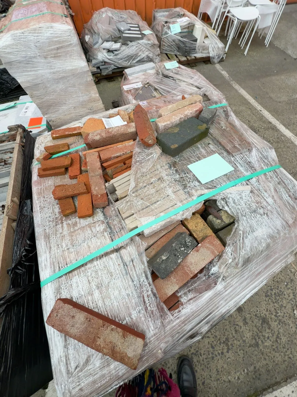 PALLET OF BRICK PAVERS PALLET OF BRICK PAVERS