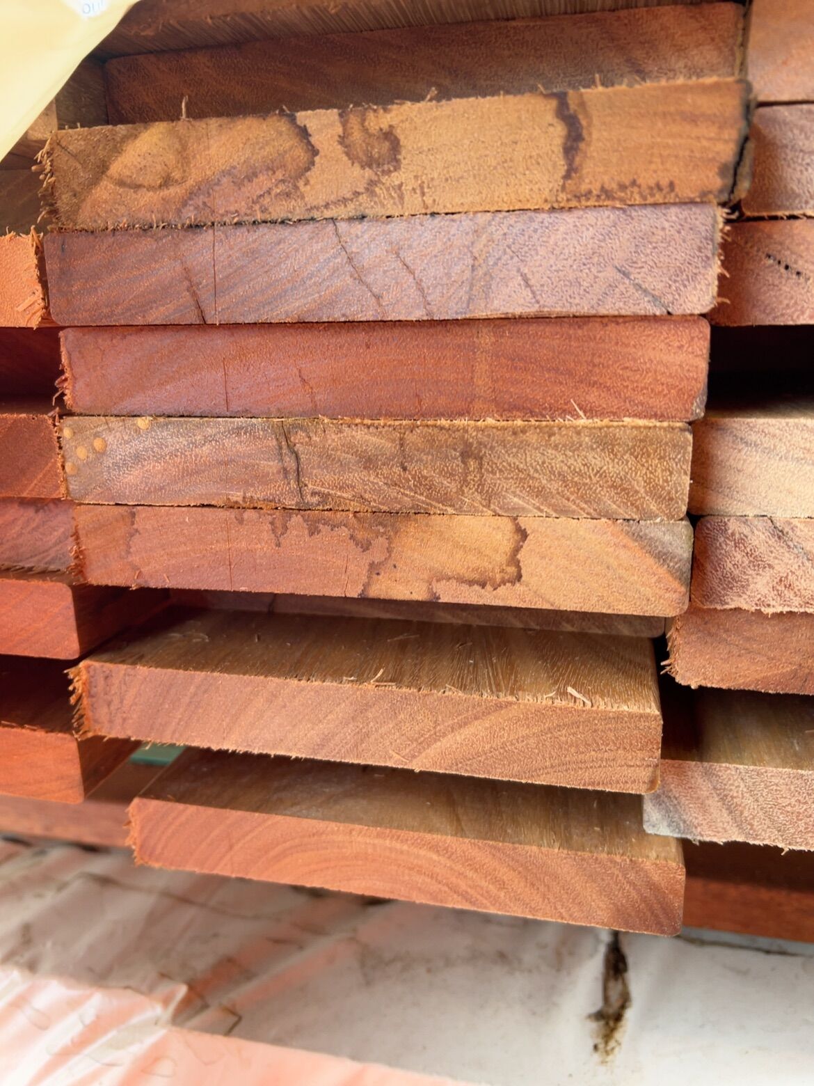 135X19 FEATURE GRADE SPOTTED GUM DECKING- (PACK CONSISTS OF RANDOM SHORT LENGTHS) 135X19 FEATURE GRADE SPOTTED GUM DECKING- (PACK CONSISTS OF RANDOM SHORT LENGTHS)