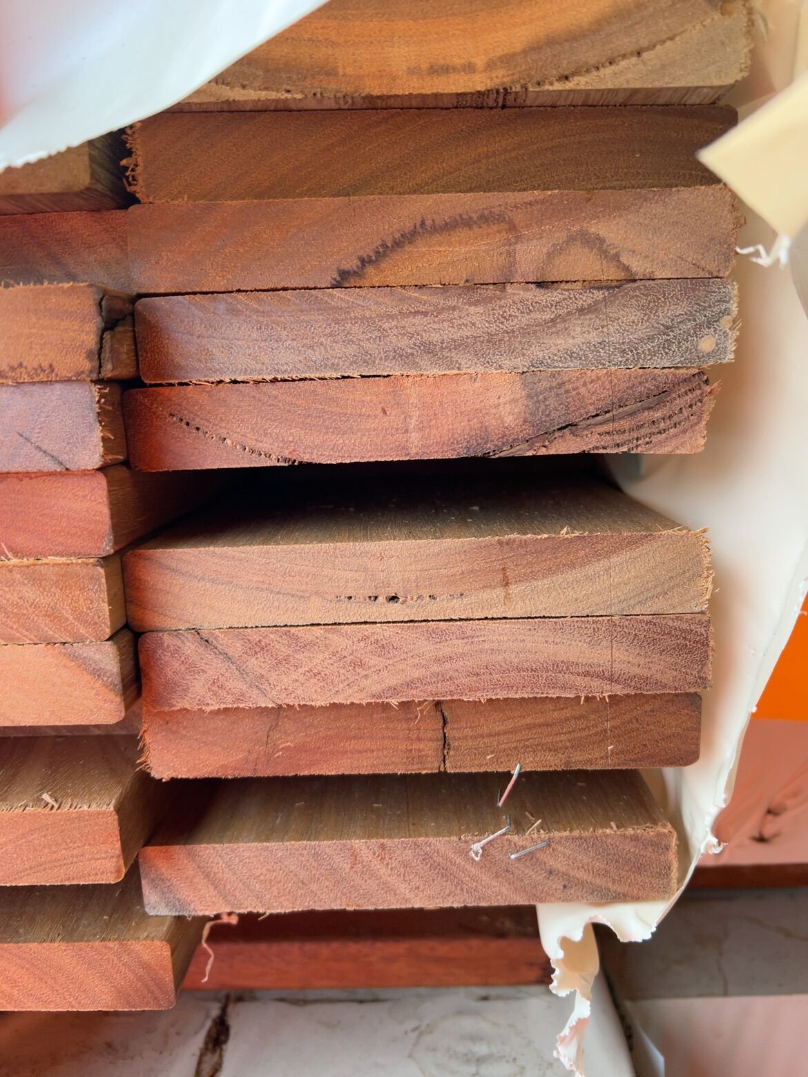 135X19 FEATURE GRADE SPOTTED GUM DECKING- (PACK CONSISTS OF RANDOM SHORT LENGTHS) 135X19 FEATURE GRADE SPOTTED GUM DECKING- (PACK CONSISTS OF RANDOM SHORT LENGTHS)