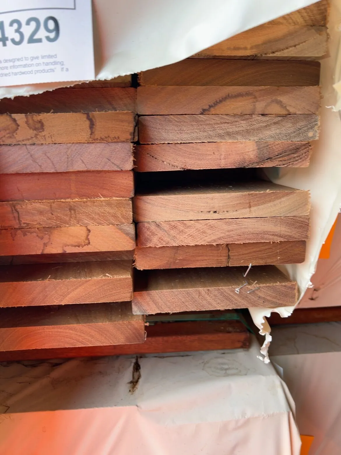 135X19 FEATURE GRADE SPOTTED GUM DECKING- (PACK CONSISTS OF RANDOM SHORT LENGTHS) 135X19 FEATURE GRADE SPOTTED GUM DECKING- (PACK CONSISTS OF RANDOM SHORT LENGTHS)