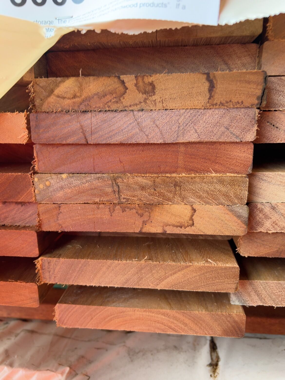 135X19 FEATURE GRADE SPOTTED GUM DECKING- (PACK CONSISTS OF RANDOM SHORT LENGTHS) 135X19 FEATURE GRADE SPOTTED GUM DECKING- (PACK CONSISTS OF RANDOM SHORT LENGTHS)