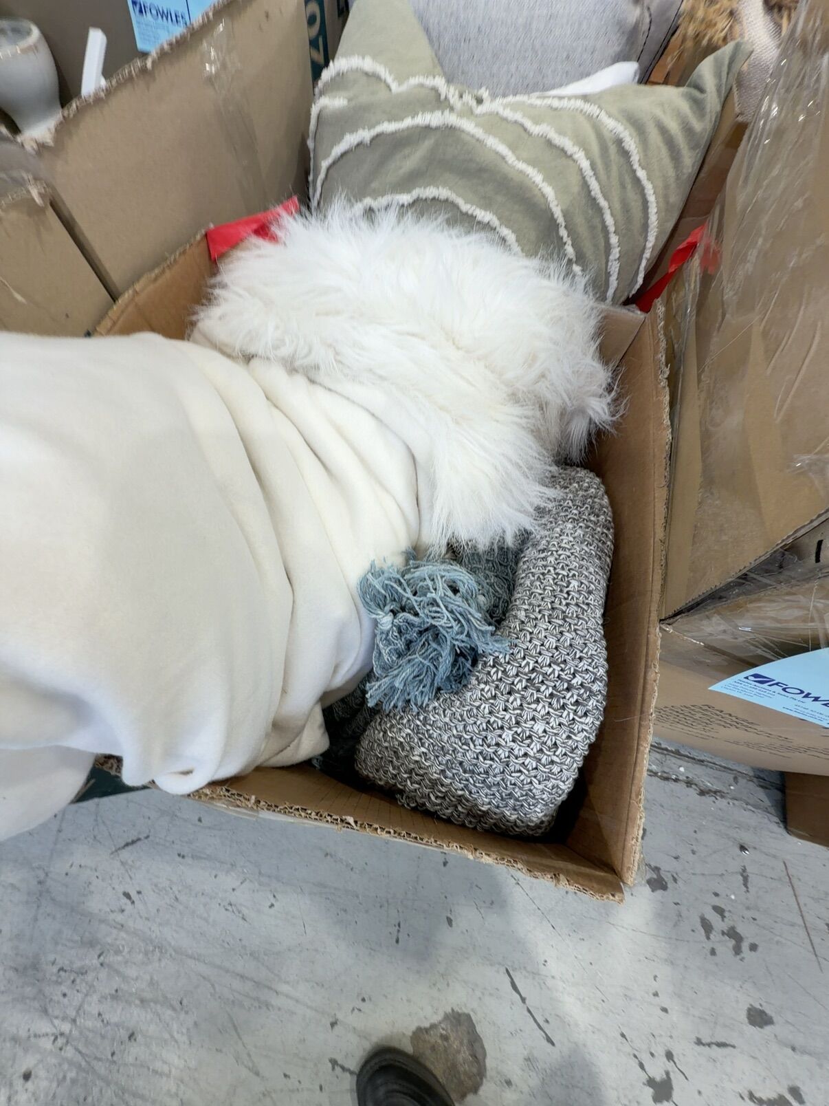 EX DISPLAY HOME FURNITURE - BOX OF ASSORTED BED THROWS & BLANKETS SOLD AS IS EX DISPLAY HOME FURNITURE - BOX OF ASSORTED BED THROWS & BLANKETS SOLD AS IS