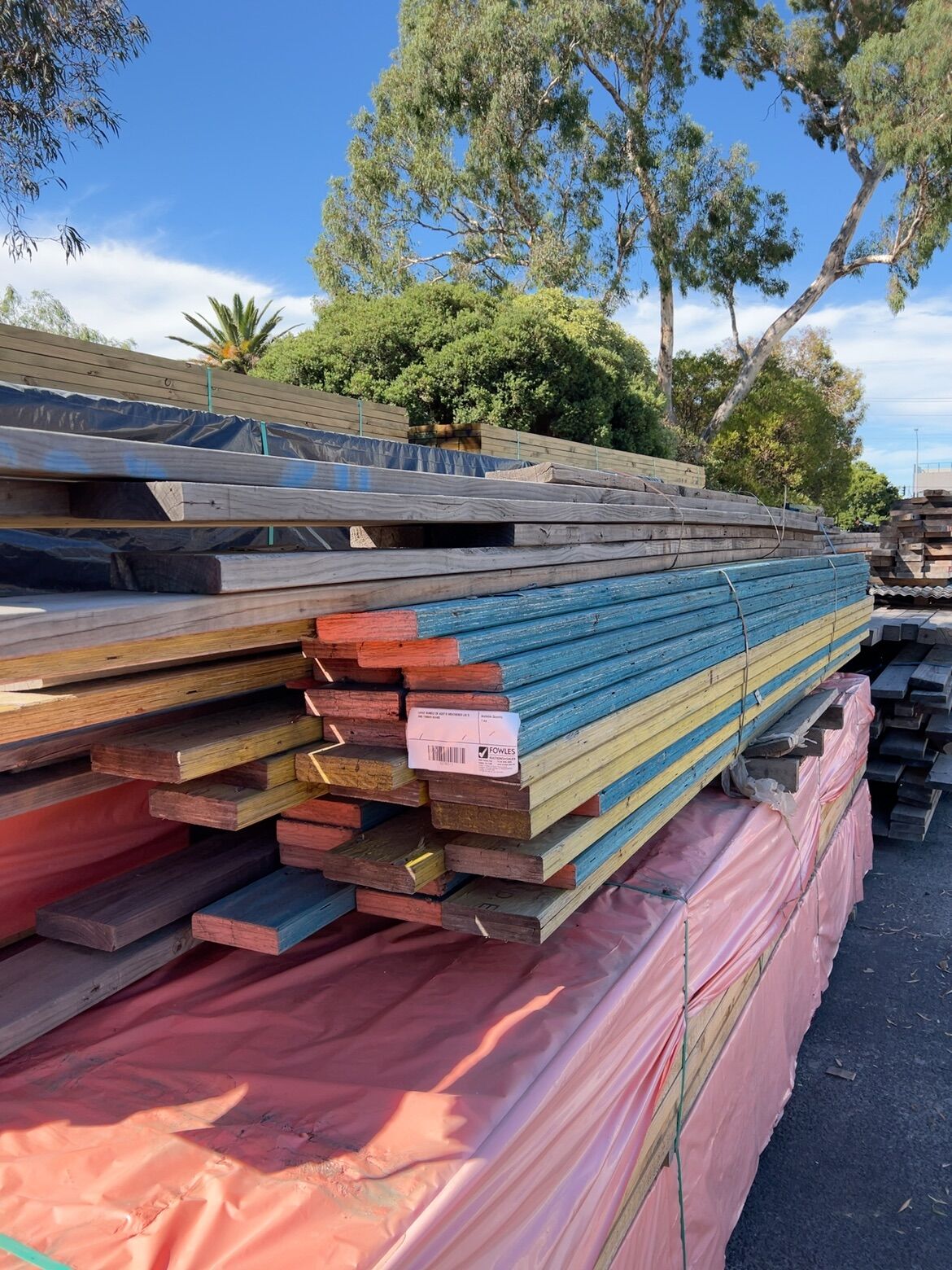 LARGE BUNDLE OF ASST'D WEATHERED LVL'S AND TIMBER BEAMS LARGE BUNDLE OF ASST'D WEATHERED LVL'S AND TIMBER BEAMS