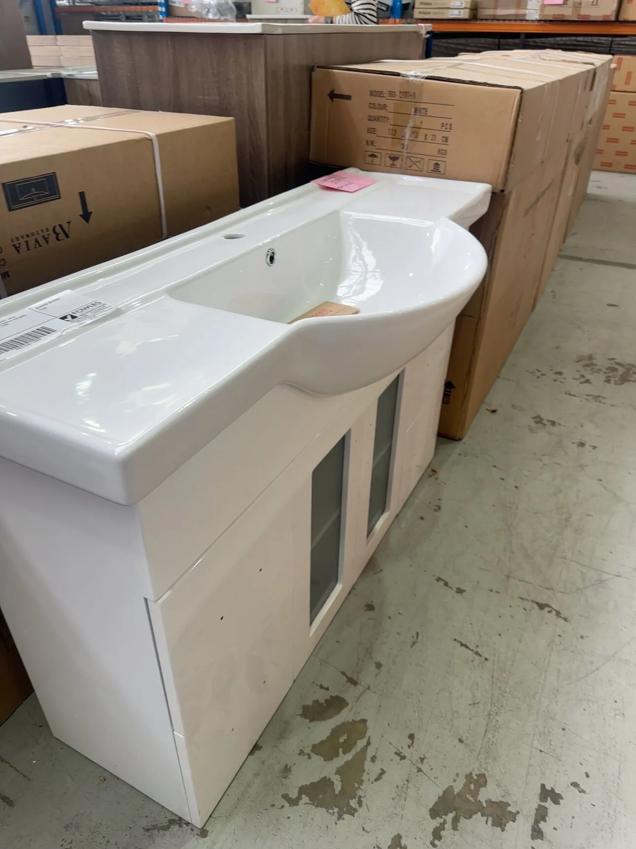 NEW 1200MM WHITE GLOSS VANITY WITH CENTRAL GLASS DOORS WITH WHITE CERAMIC TOP, P592-1200G & C592-1200 NEW 1200MM WHITE GLOSS VANITY WITH CENTRAL GLASS DOORS WITH WHITE CERAMIC TOP, P592-1200G & C592-1200