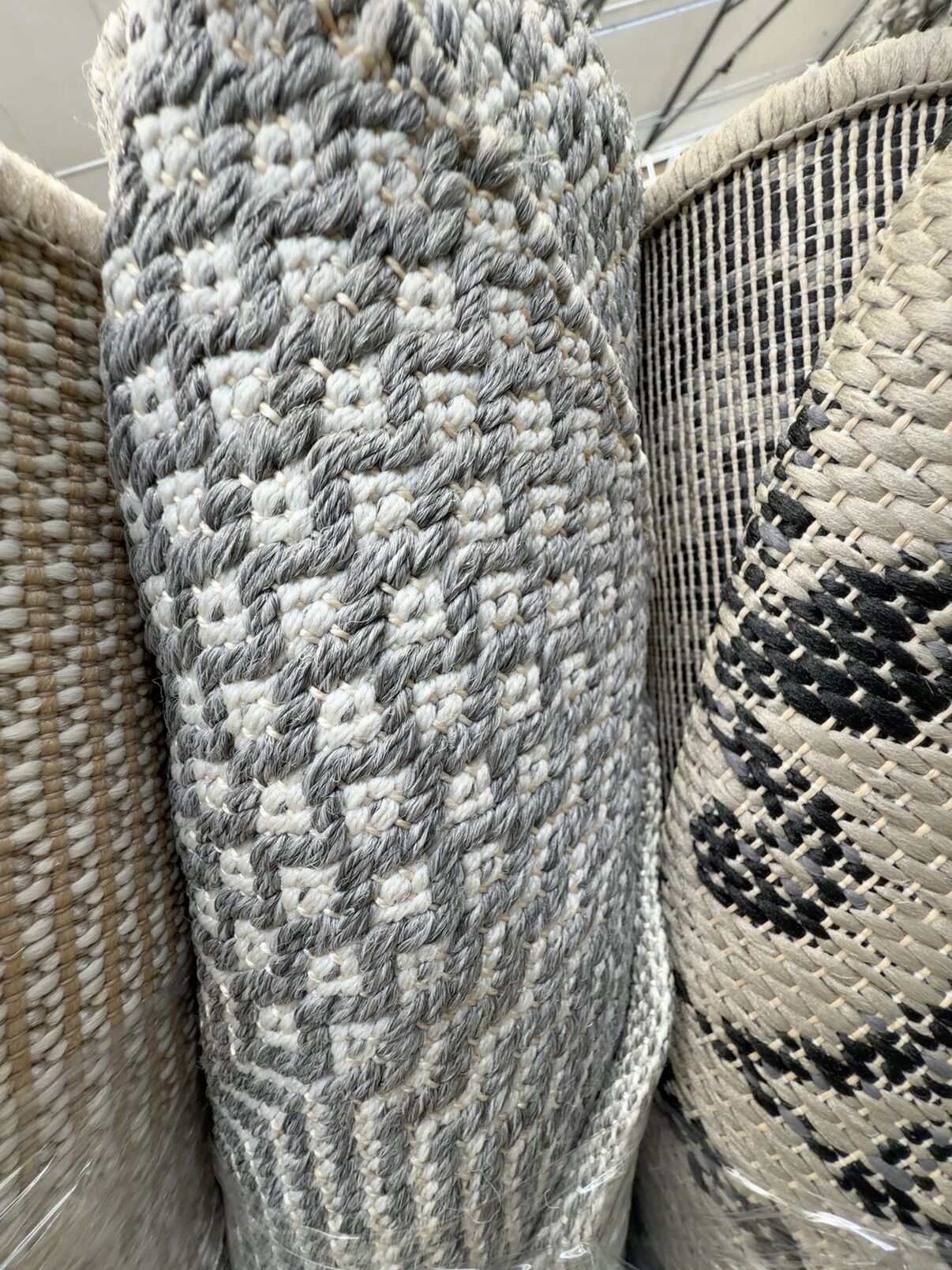 EX DISPLAY RUG - SOLD AS IS, APPROXIMATE SIZE 150 - 160CM WIDE X 210 - 230CM LONG EX DISPLAY RUG - SOLD AS IS, APPROXIMATE SIZE 150 - 160CM WIDE X 210 - 230CM LONG