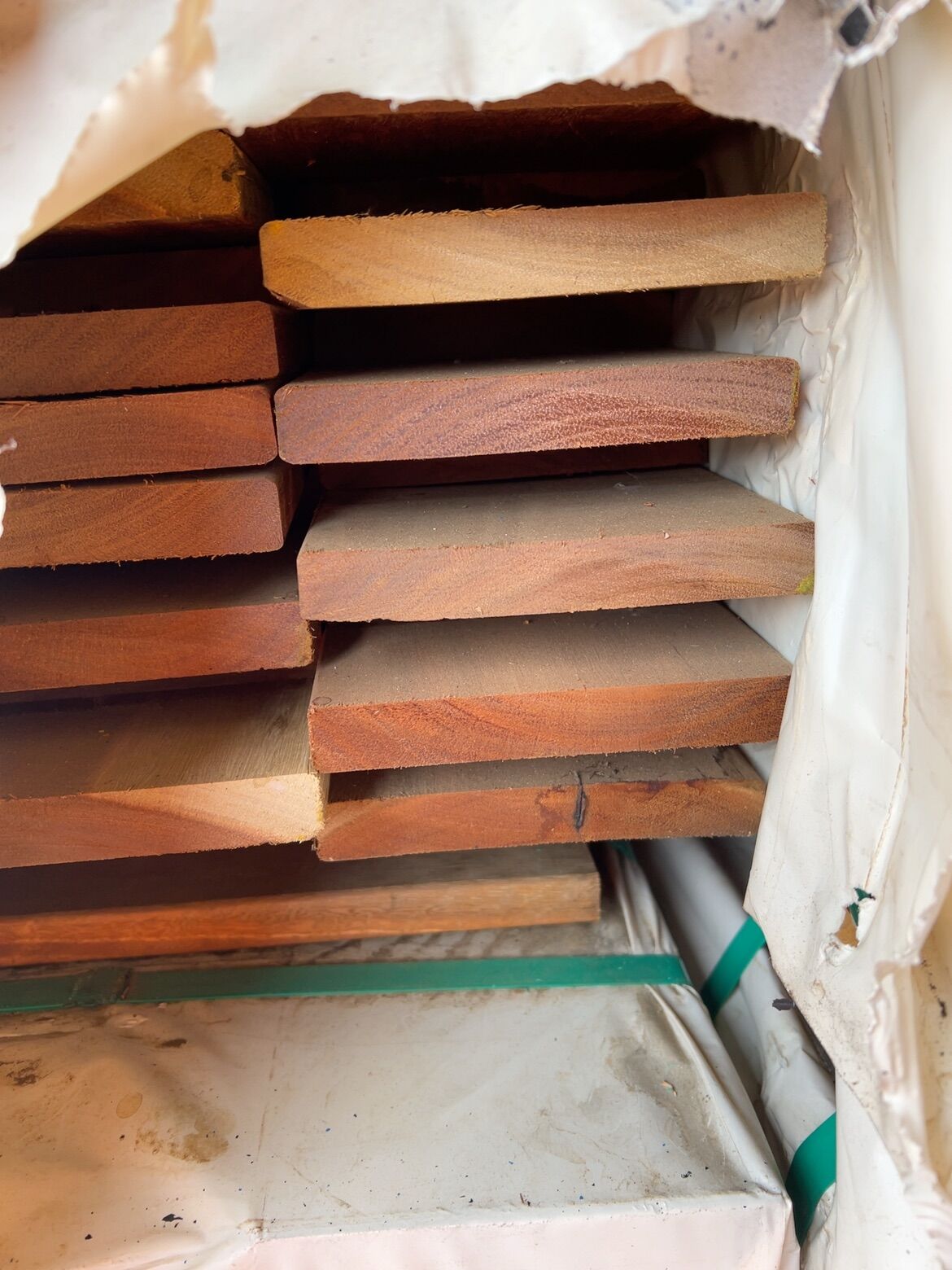 135X19 FEATURE GRADE SPOTTED GUM DECKING- (PACK CONSISTS OF RANDOM SHORT LENGTHS) 135X19 FEATURE GRADE SPOTTED GUM DECKING- (PACK CONSISTS OF RANDOM SHORT LENGTHS)