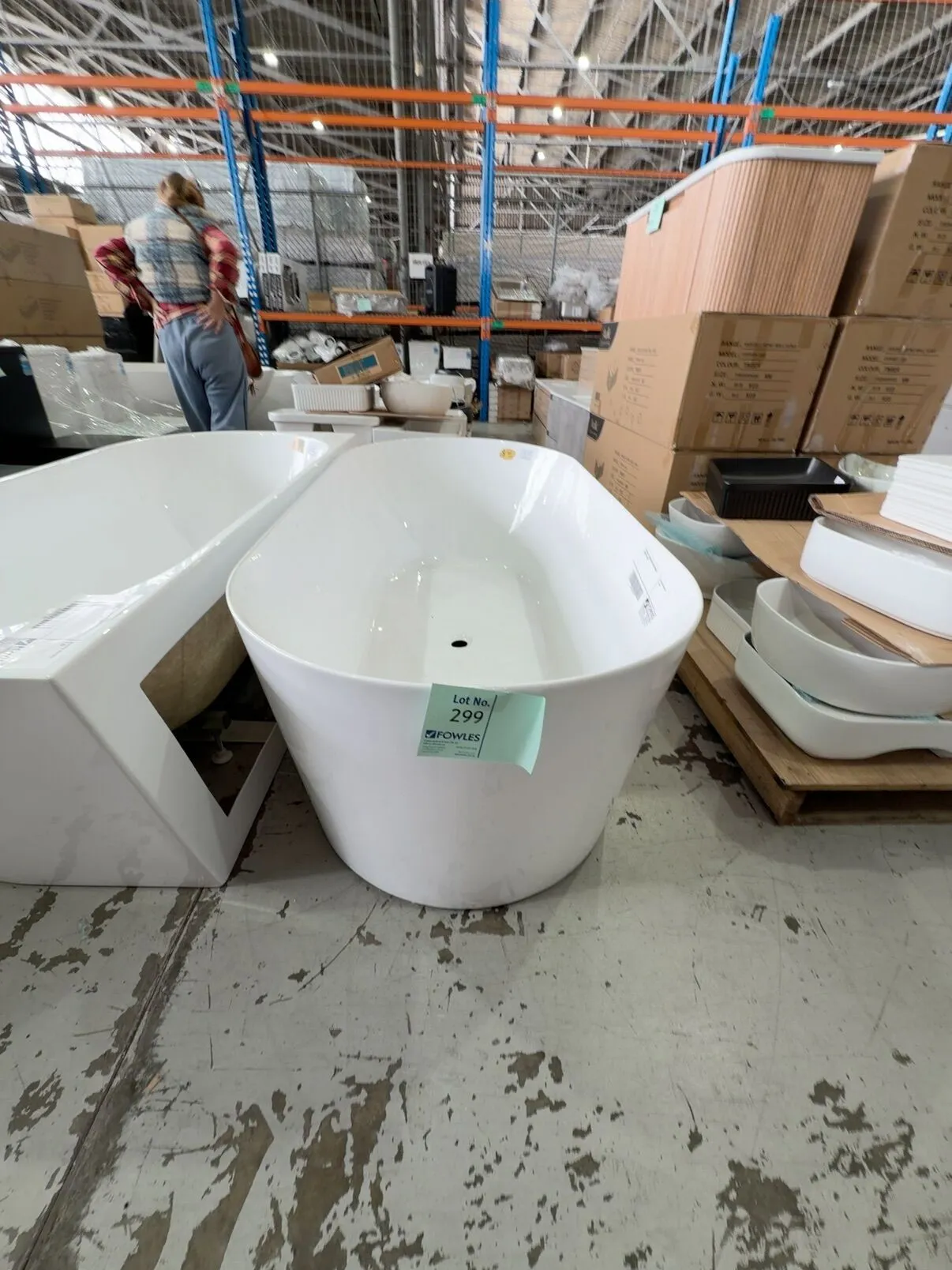 EX DISPLAY 1700MM OVAL FREESTANDING BATH WITH RIM EX DISPLAY 1700MM OVAL FREESTANDING BATH WITH RIM