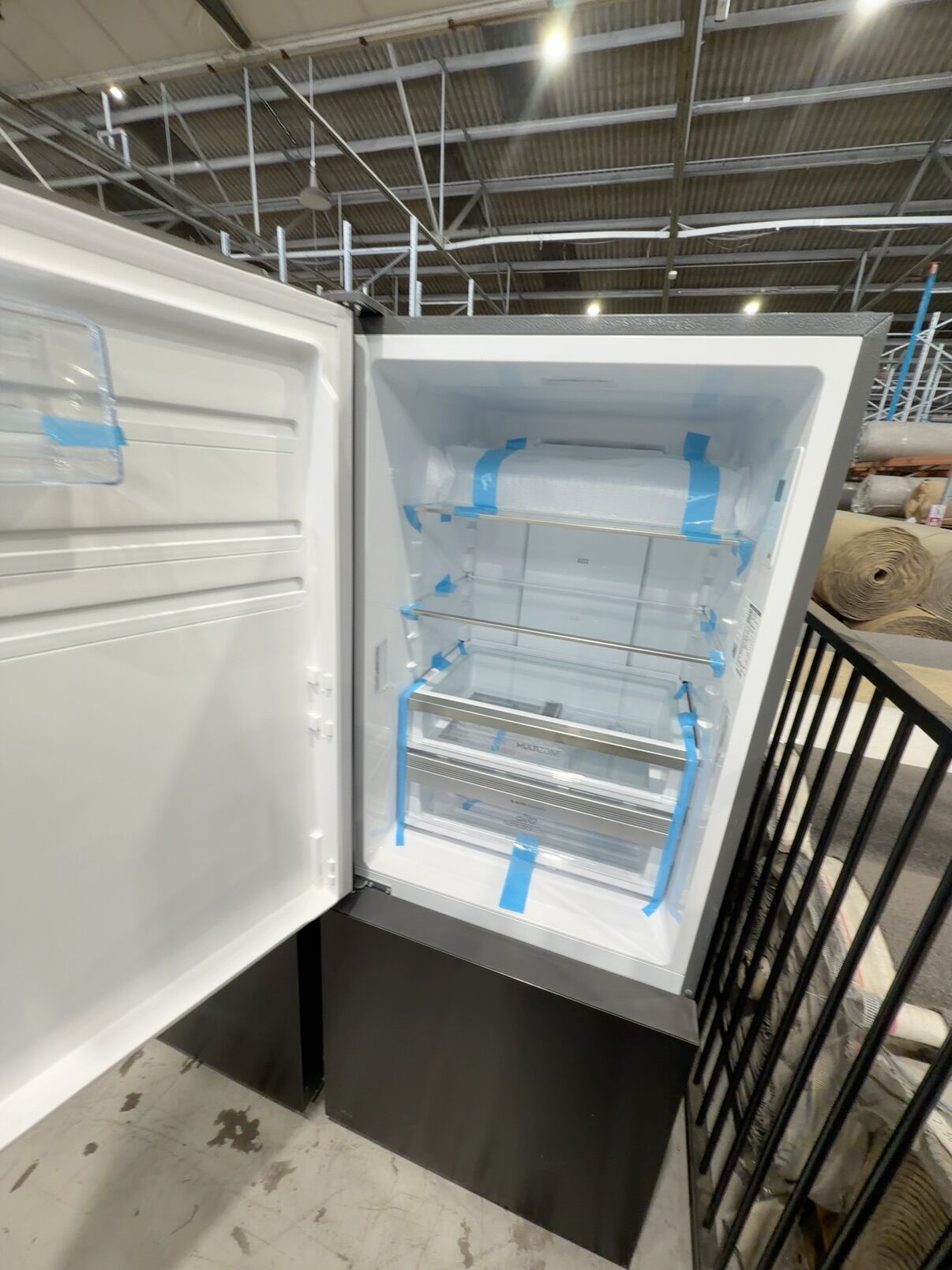 ELECTROLUX EBE4302BD-L MATTE BLACK FRIDGE WITH BOTTOM MOUNT FREEZER, 425 LITRE, WITH 12 MONTH WARRANTY ELECTROLUX EBE4302BD-L MATTE BLACK FRIDGE WITH BOTTOM MOUNT FREEZER, 425 LITRE, WITH 12 MONTH WARRANTY