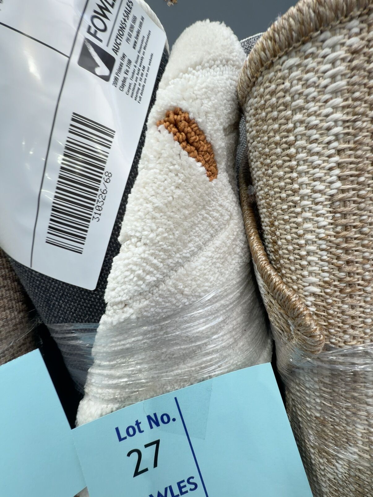 EX DISPLAY RUG - SOLD AS IS, APPROXIMATE SIZE 150 - 160CM WIDE X 210 - 230CM LONG EX DISPLAY RUG - SOLD AS IS, APPROXIMATE SIZE 150 - 160CM WIDE X 210 - 230CM LONG