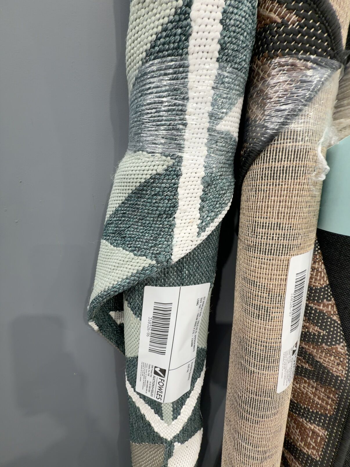 EX DISPLAY RUG - SOLD AS IS, APPROXIMATE SIZE 150 - 160CM WIDE X 210 - 230CM LONG EX DISPLAY RUG - SOLD AS IS, APPROXIMATE SIZE 150 - 160CM WIDE X 210 - 230CM LONG