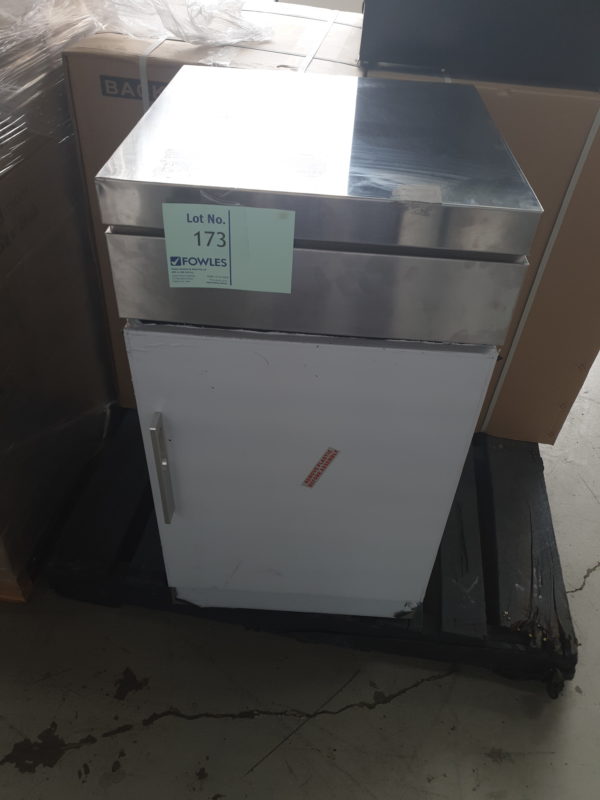 BEEFEATER S/STEEL 500MM CABINET WITH DRAWER, OUTDOOR KITCHEN MODULE BD77020 WITH 12 MONTH WARRANTY S/N A52900563 **DRAWER MODULE DOES NOT OPEN**