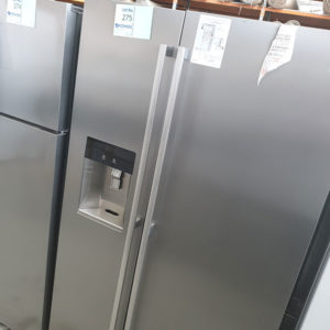 ELECTROLUX ESE6977SG SIDE BY SIDE FRIDGE FREEZER WITH ICE & WATER DISPENSER, S/STEEL WITH POLE HANDLES,QUICK FREEZE FUNCTION,HUMIDITY CONTROLLED CRISPERS, EXTRA LARGE FRIDGE AREA,LED LIGHTING, DEEP BOTTLE DOOR BINS RRP$4399 S/N C61211854 *3 MONTH WARRANTY*