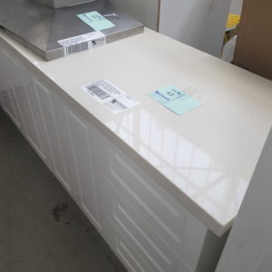 NEW L SHAPE KITCHEN IN HIGH GLOSS WHITE 2 PAC PAINTED FINISH WITH SQUARE ROUTED PROFILE WITH CRYSTAL WHITE RECONSTITUTED STONE BENCH TOP ALK10A/CW